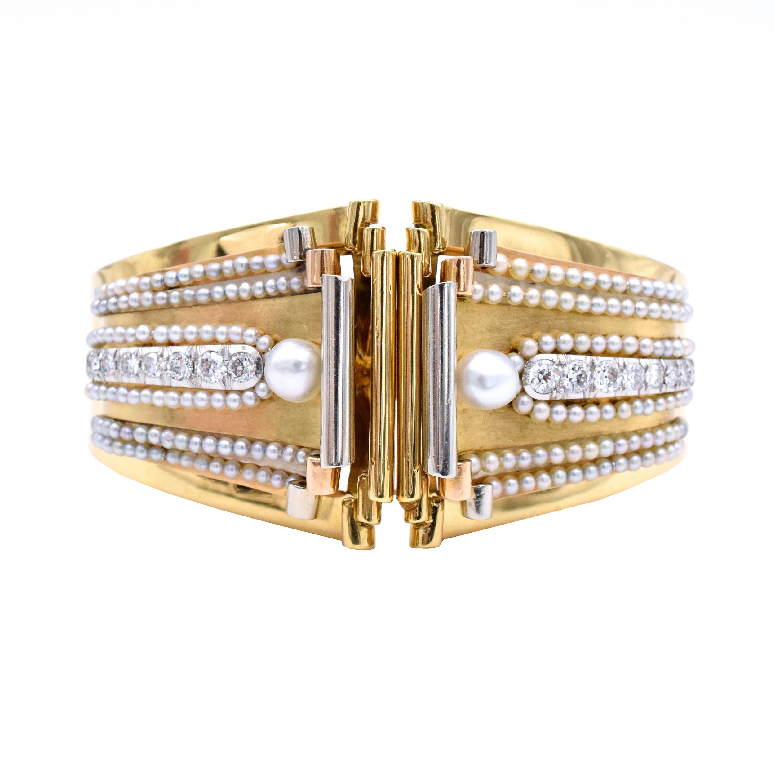 Questo bracciale ha un design a voluta, con 2 perle coltivate.  accentuato da linee di diamanti di taglio europeo antico e perle di semi. Il bracciale è composto da 2 spille a doppia clip rimovibili.
Oro 18k  dimensione: 6.5
Firmato: Boucheron, con
