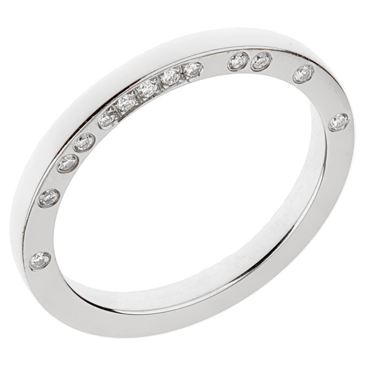 Ein schicker Boucheron-Diamantring mit runden Diamanten im Brillantschliff, die auf der Seite des Rings gefasst sind. Der Ring zeigt 13 der feinsten Boucheron-Diamanten im runden Brillantschliff, gefasst in Platin. Der Ring misst eine Größe eu 52 /