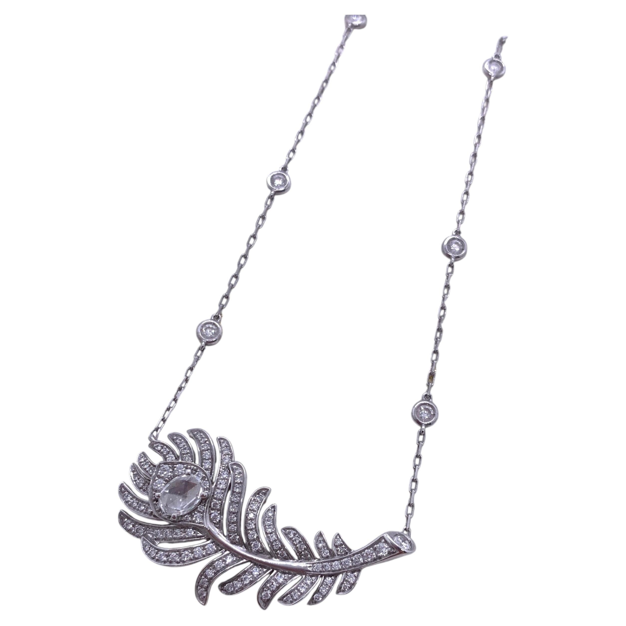 Collier Boucheron « Plume de Paon » en or blanc 18 carats avec pendentif en forme de plume de paon sertie de diamants