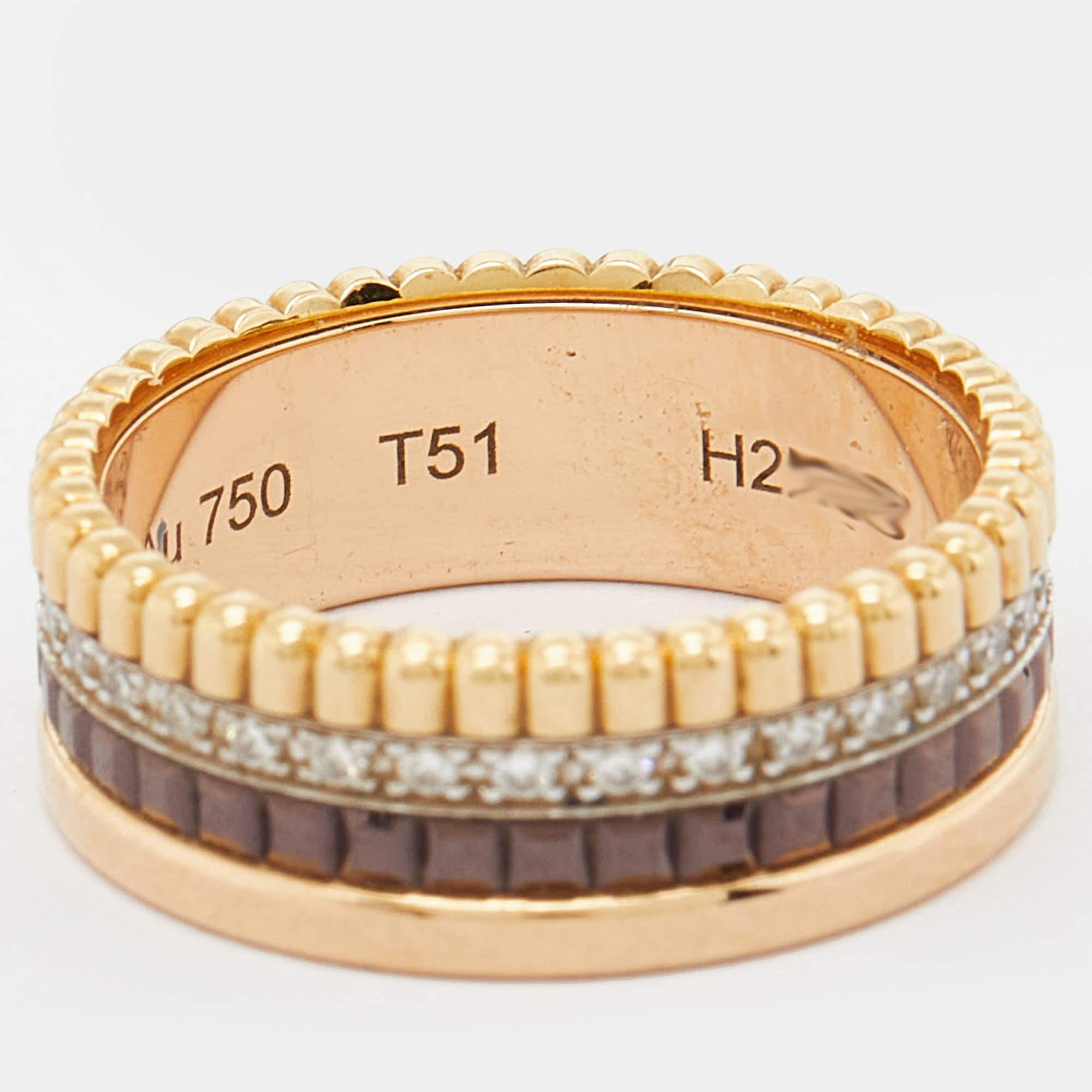 Der Ring von Boucheron ist ein exquisites Schmuckstück, das Eleganz und Raffinesse ausstrahlt. Das filigrane Design aus dreifarbigem 18-karätigem Gold und braunem PVD zeigt die ikonischen Motive der Quatre Collection, die mit funkelnden Diamanten