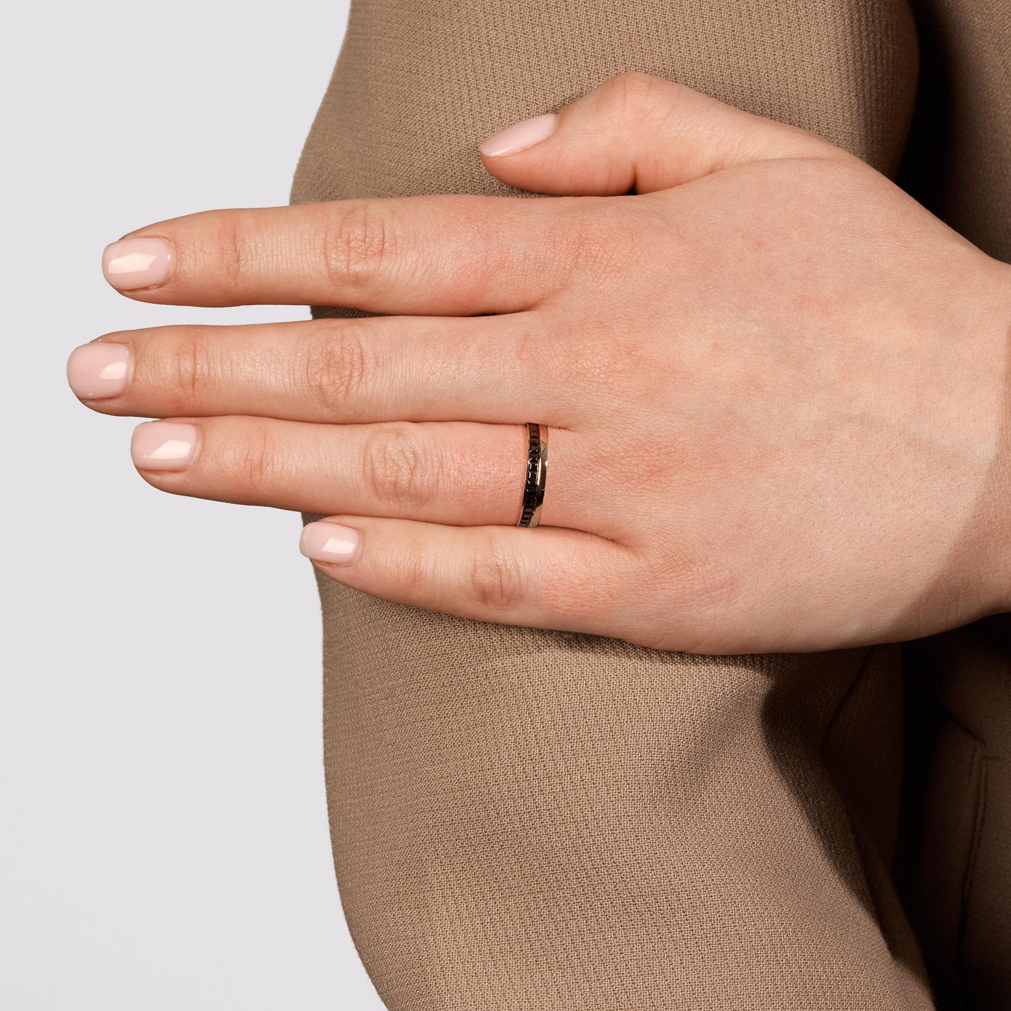 Dieser Ring von Boucheron stammt aus der Quatre-Kollektion und zeichnet sich durch seine braune PVD-Beschichtung mit 18 Karat Roségold aus. 

UVP	£1,720
ITEM-ZUSTAND	Ausgezeichnet
HERSTELLER	Boucheron
MODELL	Quatre
GENDER	Frauen
UK