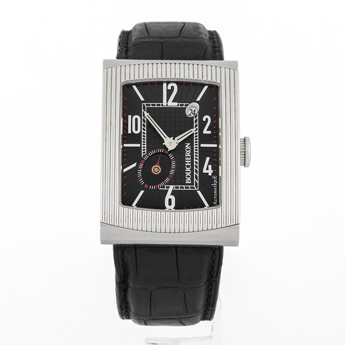 Diese Boucheron Reflet-Xl Armbanduhr mit einem verschnörkelten, rechteckigen Stahlgehäuse hat ein markantes Zifferblatt mit Datumsanzeige und einer kleinen Sekundenanzeige.