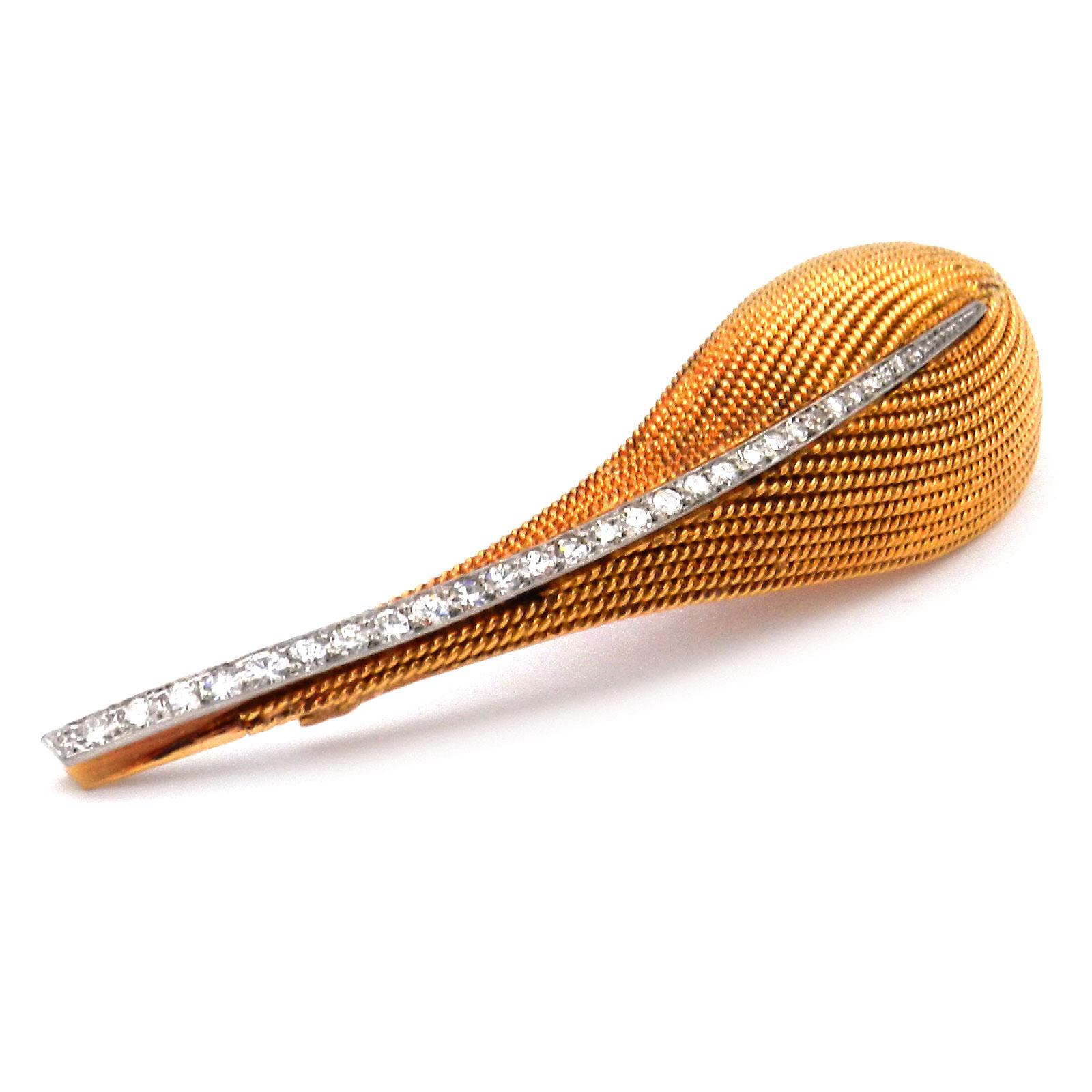 Boucheron Retro Diamond Leaf 18K Gold Brosche um 1945

Diese klassisch elegante und sehr repräsentative Diamantbrosche wurde um 1945 von dem Pariser Luxusjuwelier Boucheron entworfen. Die Brosche hat die Form eines gerollten Kokosnussblattes und ist