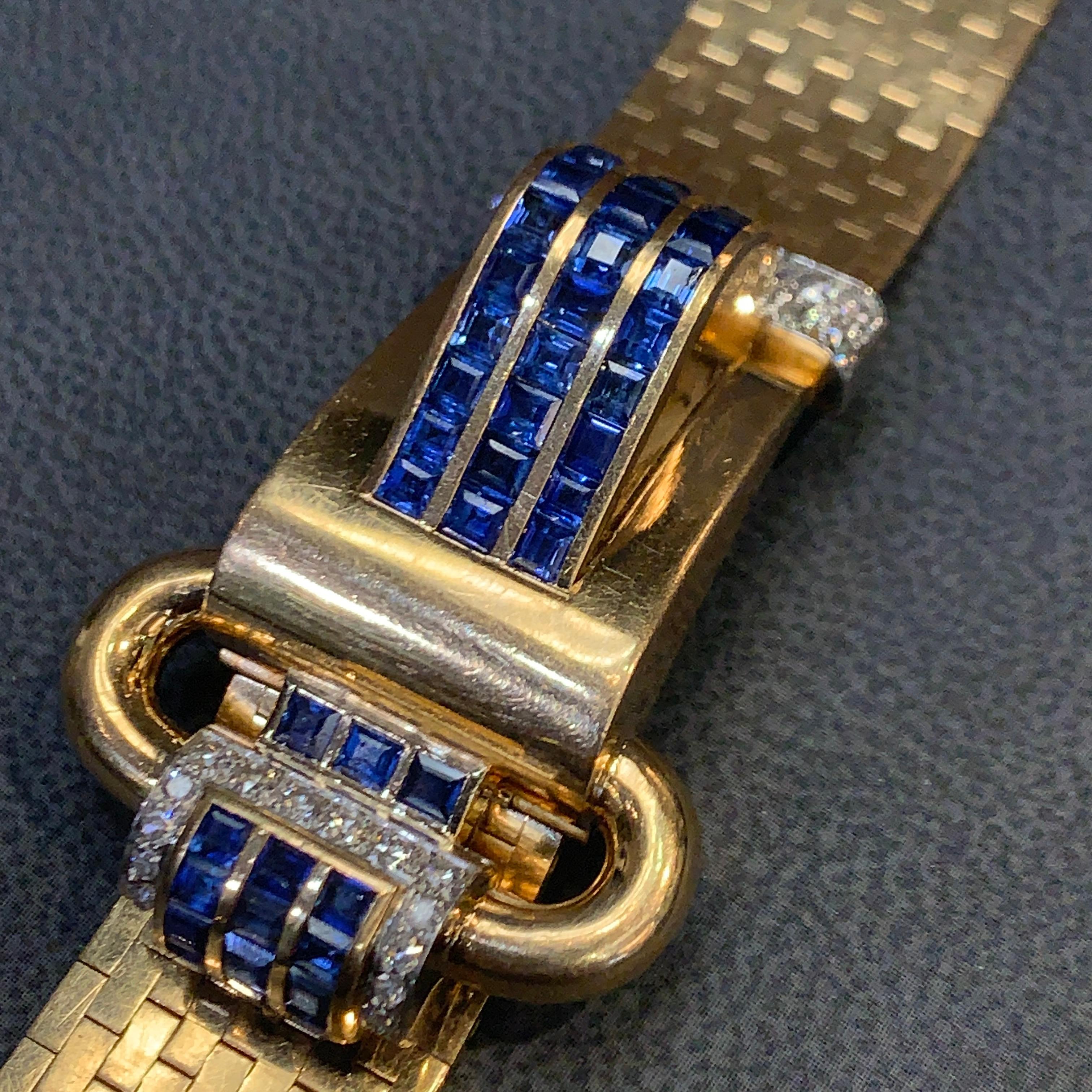 Boucheron Retro Saphir und Diamant-Armband 

Hergestellt um 1940

Ein Armband mit Kalibersaphiren und Diamanten, die ein Knotenmotiv bilden. Dieses Armband ist auf verschiedene Längen einstellbar.

Maße: einstellbar 
Signiert, Boucheron Paris