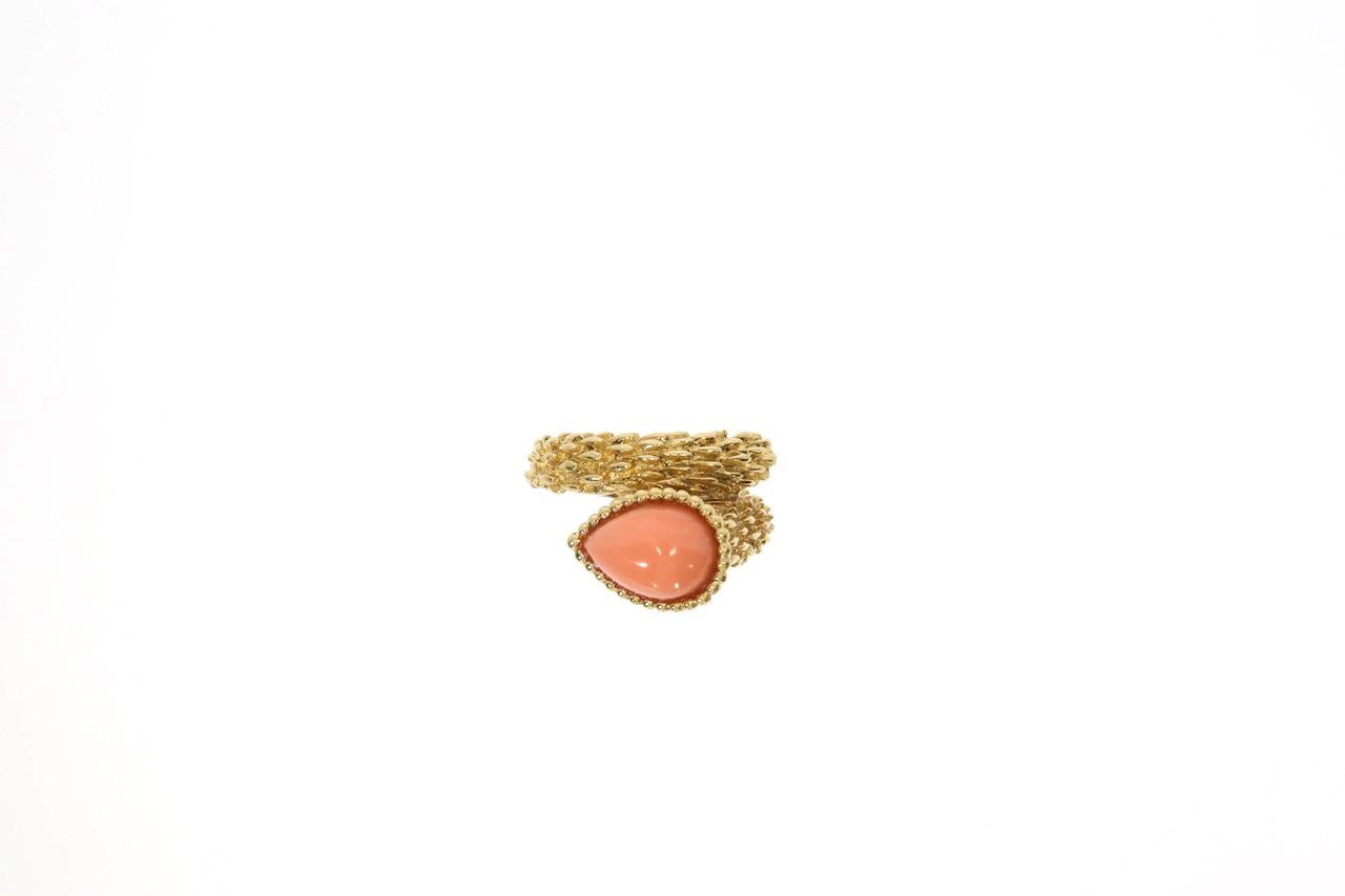 Elegantly matching, 18 KT Yellow gold ear clips and ring, set with dark salmon colored, drop-shaped corals. The set belongs to the Boucheron Serpent Bohème Line.
Ring size: 49