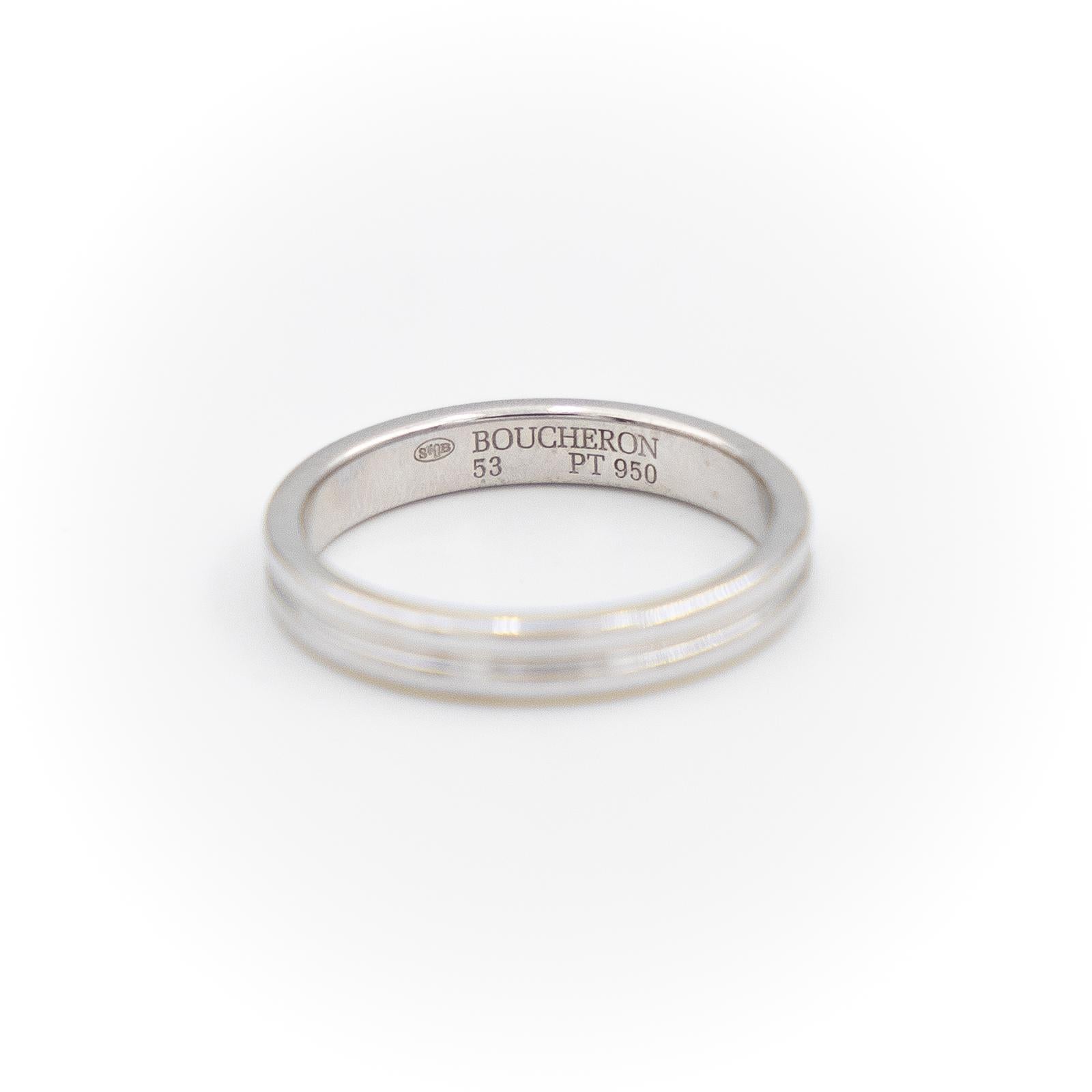 Wedding ring signed by the House of Boucheron in platinum 950 thousandths. Godron model. Finger size: 53. Ring width: 0.31 cm. Total weight: 5.09 g. Mascaron hallmark. Excellent condition
