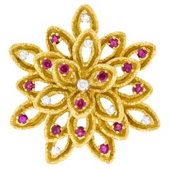 Broche des années 50 en rubis et diamants de Boucheron