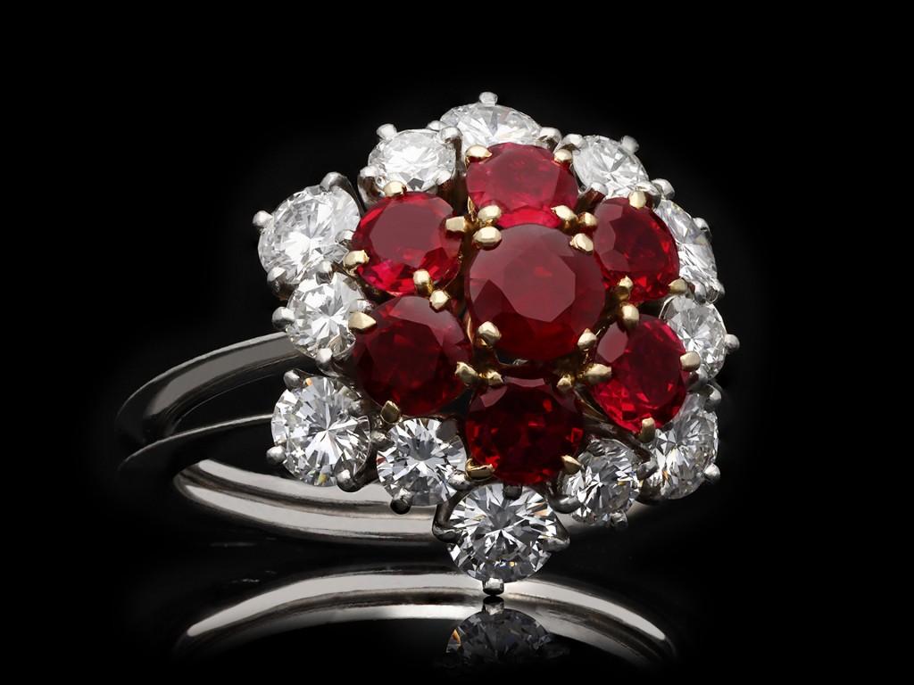 Boucheron Rubin- und Diamant-Cluster-Ring, französisch, um 1970 im Angebot 2