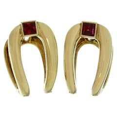 Boucheron Boutons de manchette en or jaune et rubis, France, années 1940