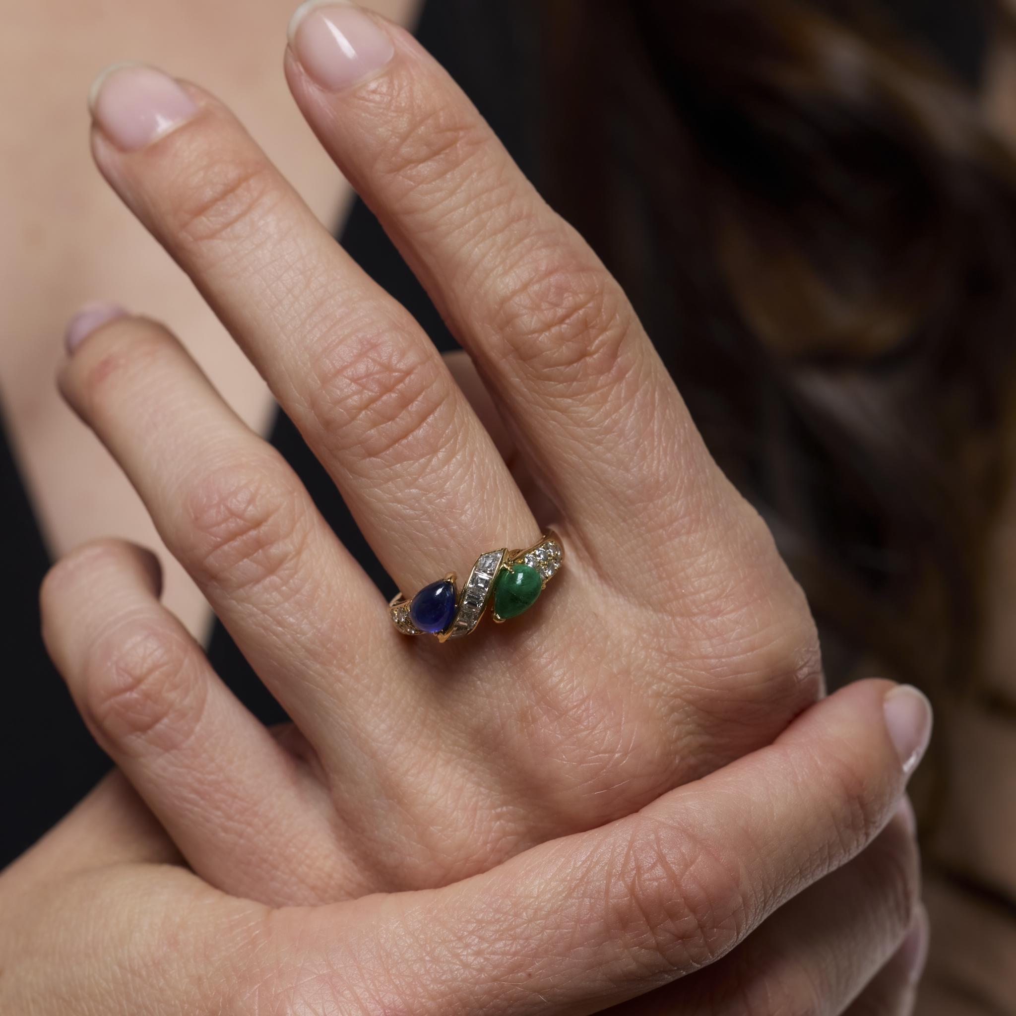 Anillo Boucheron zafiro esmeralda diamante oro amarillo 18k Cabujón en venta