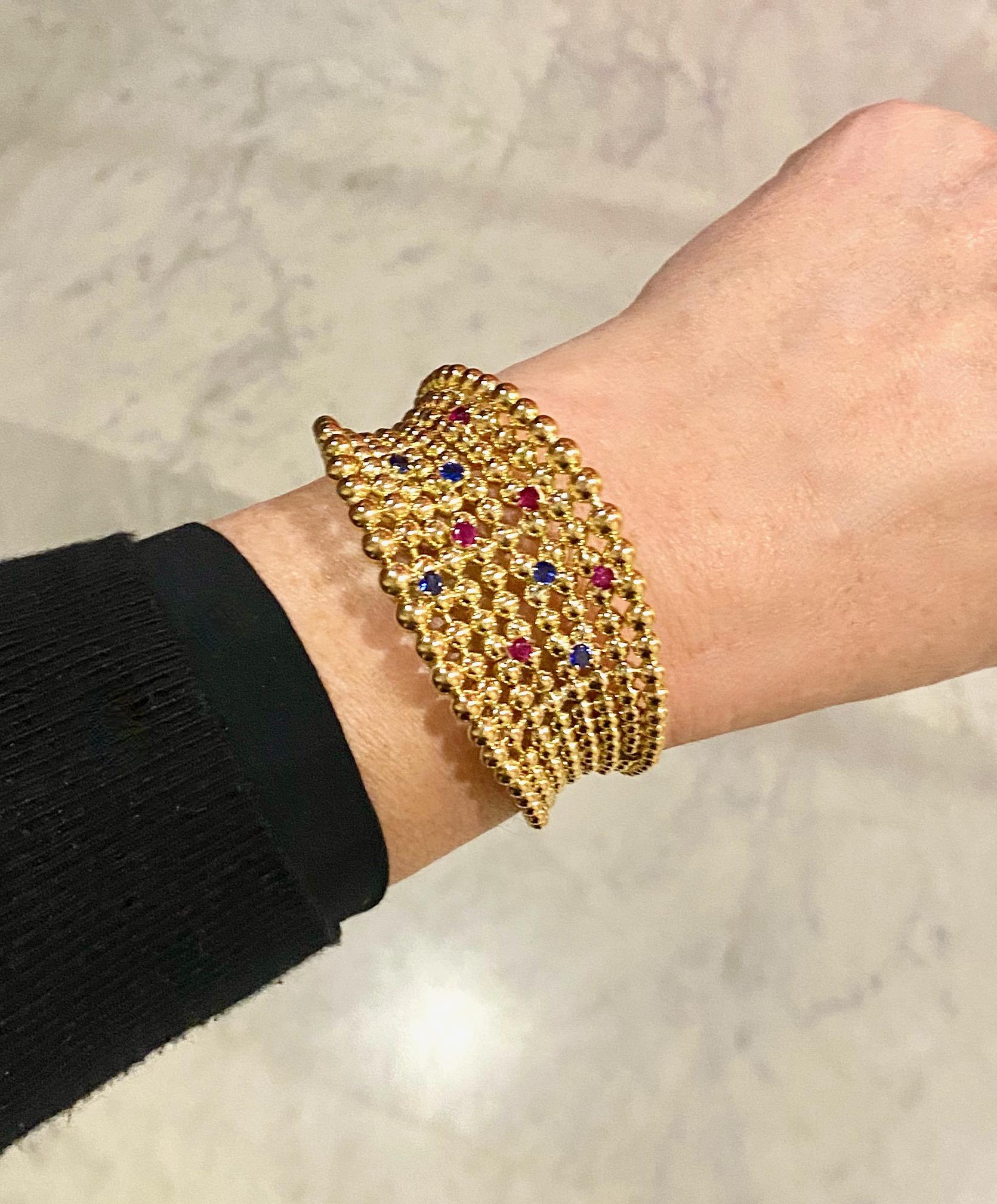 Bracelet Boucheron Semi-Rigid en or jaune 18 carats, saphirs et rubis en vente 6