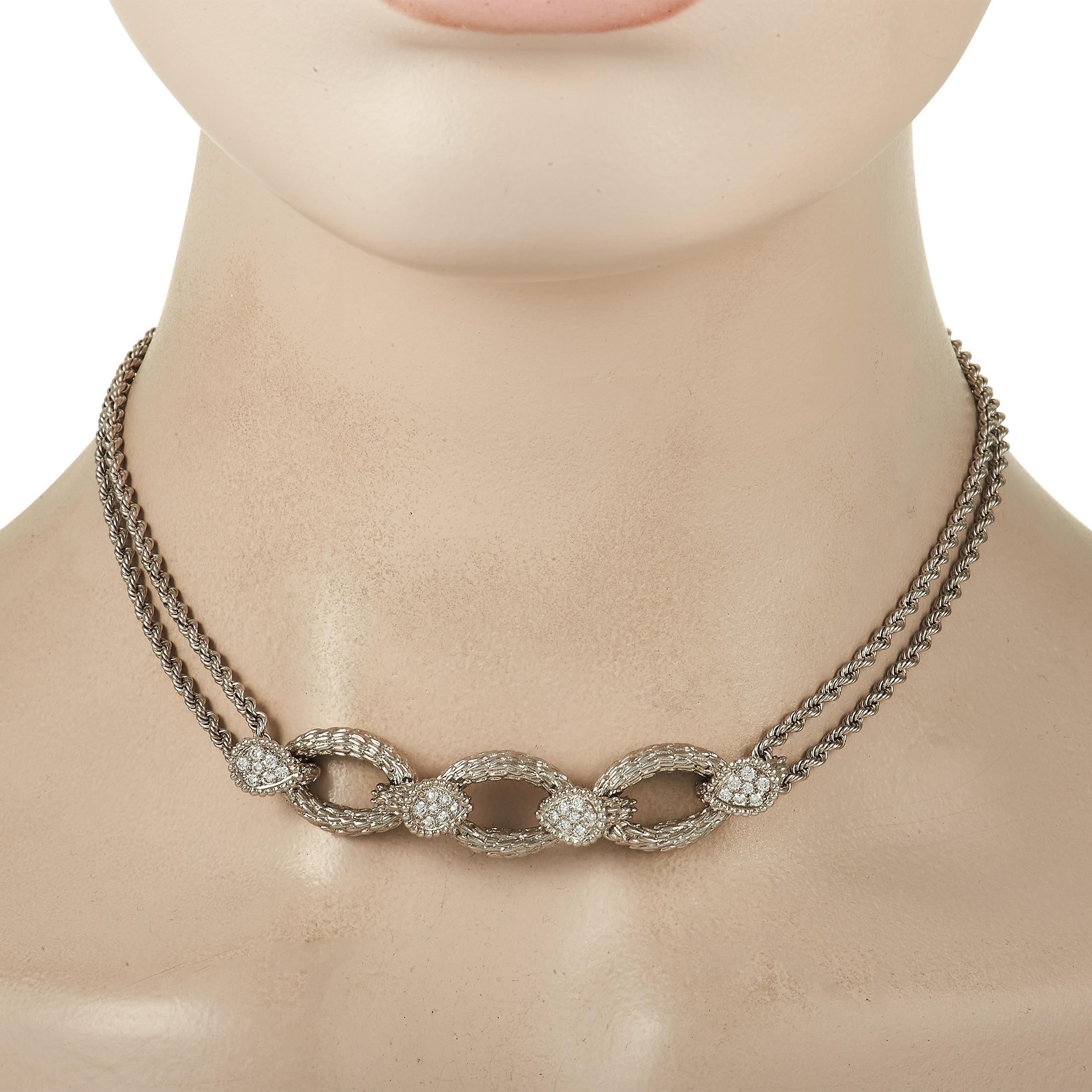 Das kühne und atemberaubende Design dieser Halskette aus der Kollektion Boucheron Serpent Boheme wird Sie immer wieder beeindrucken. In der Mitte einer schlanken 12-Zoll-Kette befindet sich ein dramatischer, symmetrischer Anhänger, der 3 Zoll lang