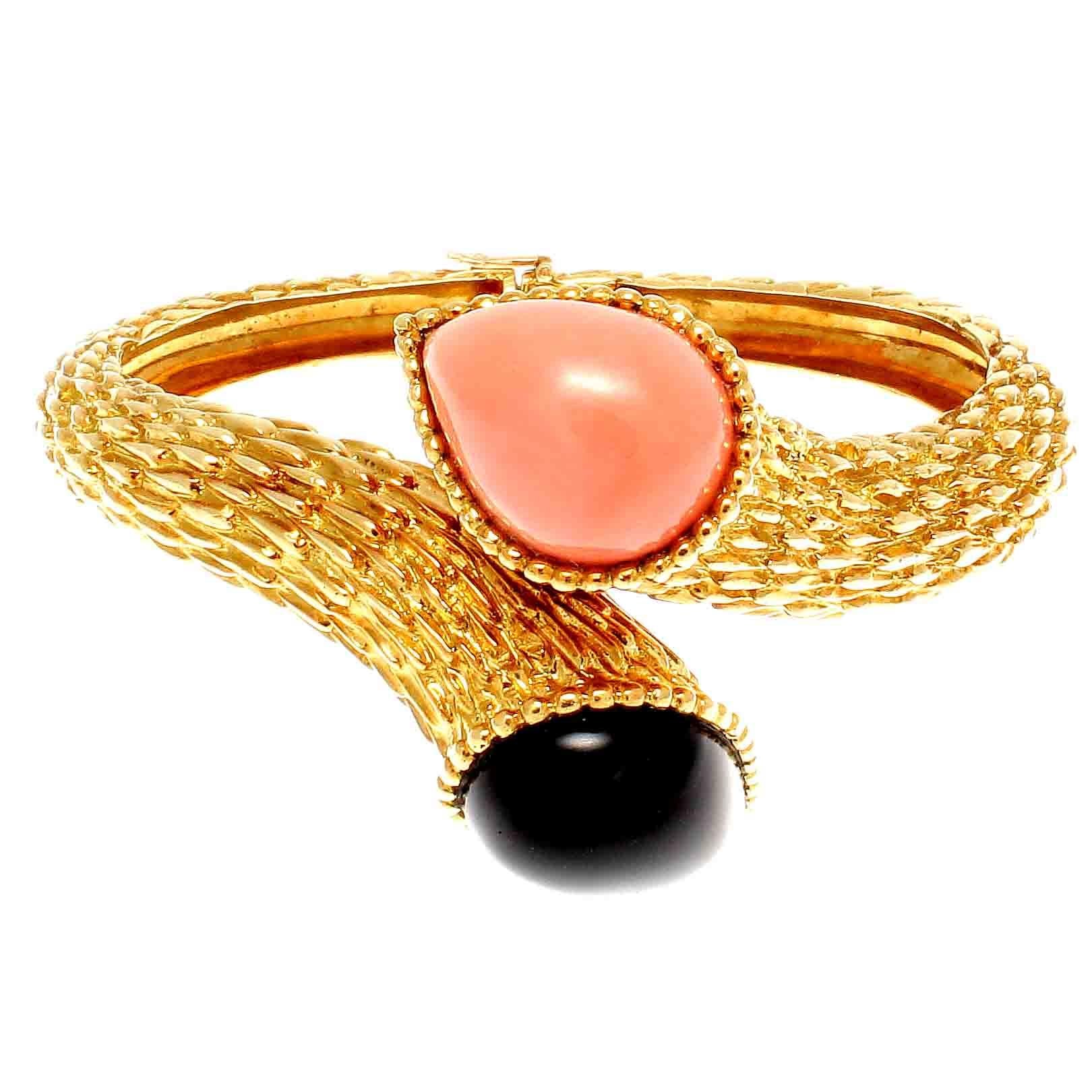 The Maison pays homage to one of its iconic symbols, the snake, an immortal animal with protective powers. The vintage allure of the Serpent Bohème bangle bracelet adds the perfect touch to a woman's stylish wardrobe. Featuring a double headed snake