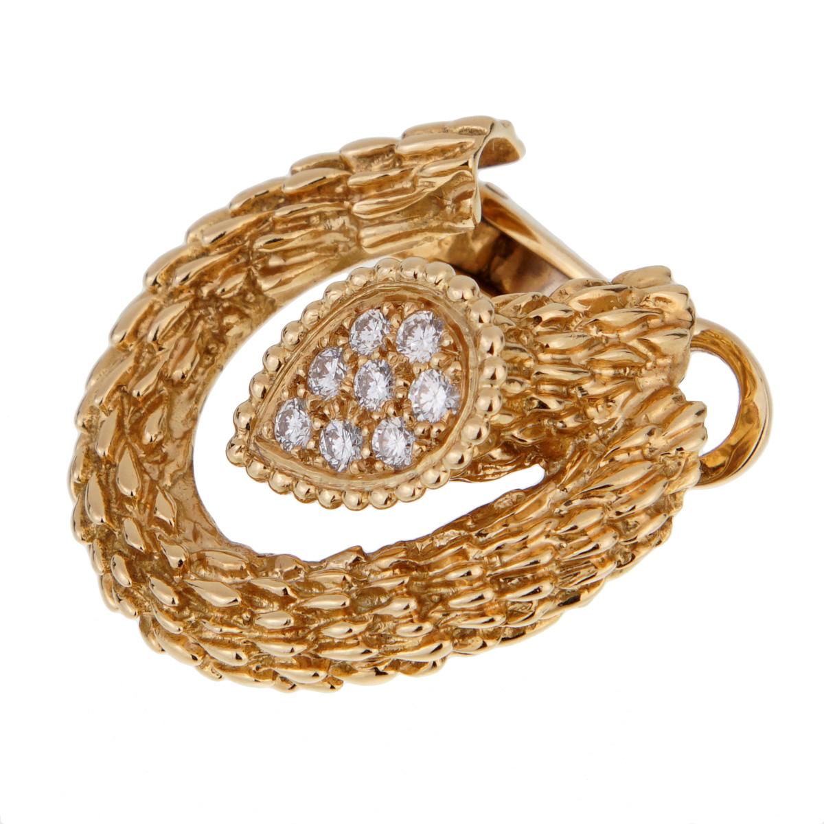 Ein fabelhaftes Paar Ohrringe von Boucheron mit dem ikonischen Schlangenmotiv, das mit runden Diamanten im Brillantschliff besetzt ist. Dieses schöne Paar Ohrringe besticht durch sein aufregendes Design und überzeugt durch seine feminine