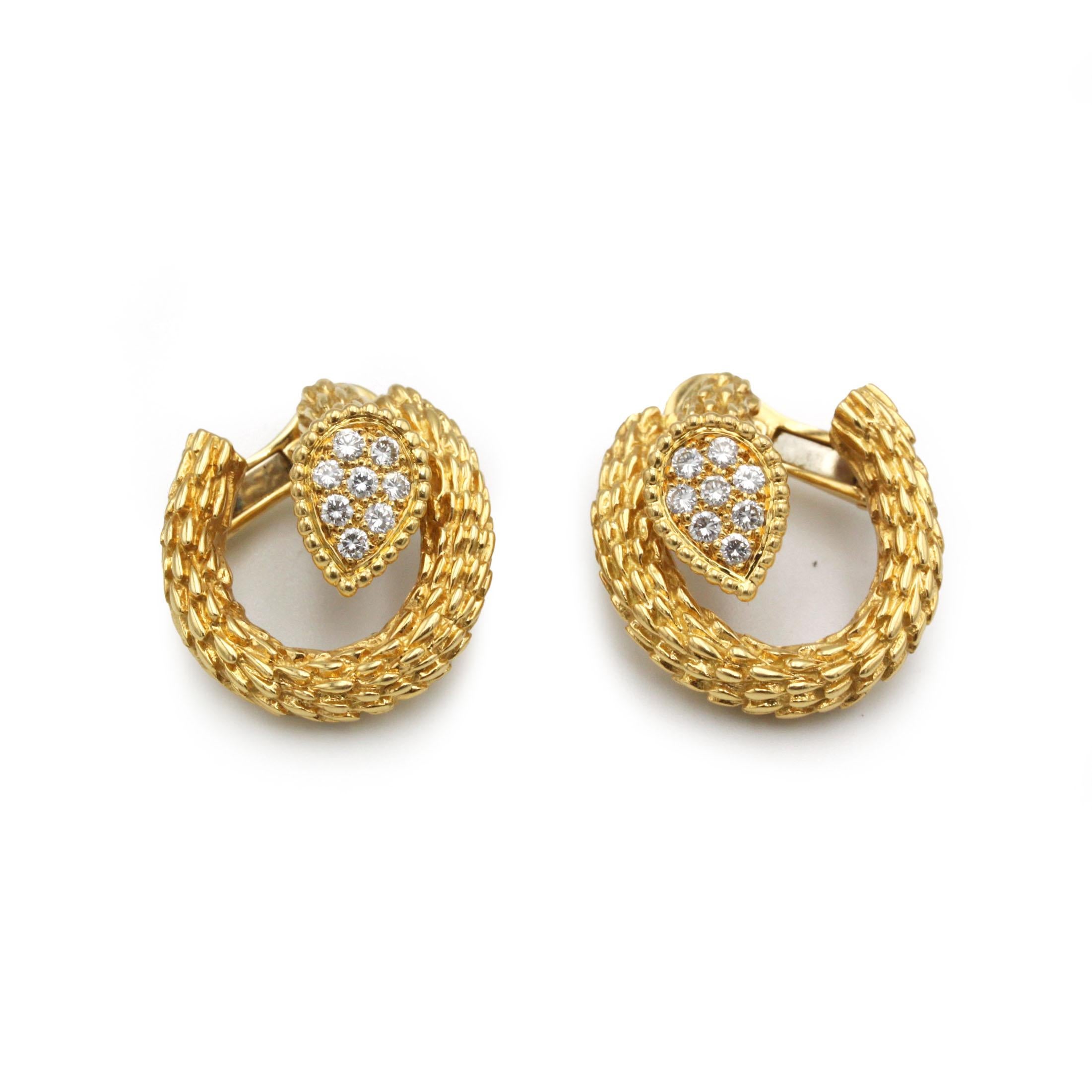 Questi squisiti orecchini Boucheron Serpent Bohème incarnano l'iconica eleganza e sensualità del motivo più celebre della Maison. Realizzato in oro giallo 18 carati, ogni orecchino forma una scultorea curva serpentina delicatamente strutturata con