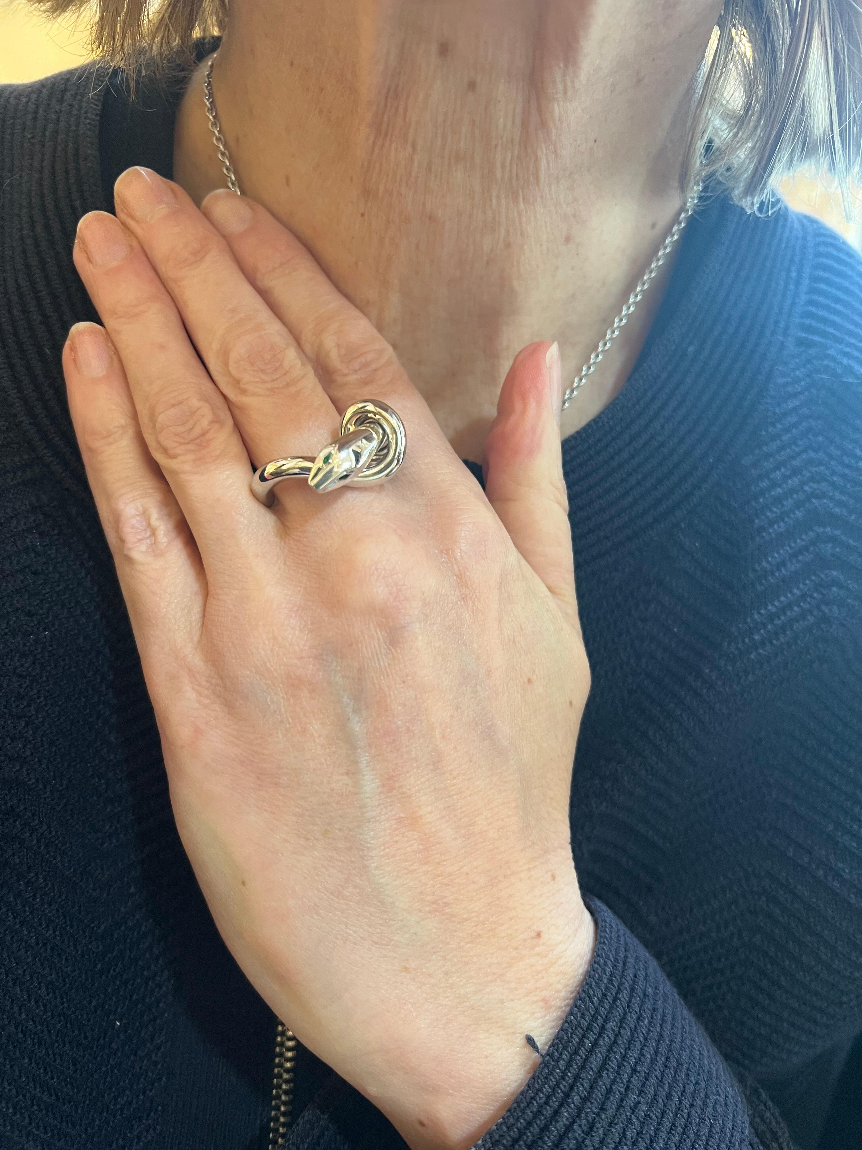 Boucheron Serpent Kaa Tsavorite Garnets 18 Carat White Gold Ring In Excellent Condition For Sale In Paris, FR