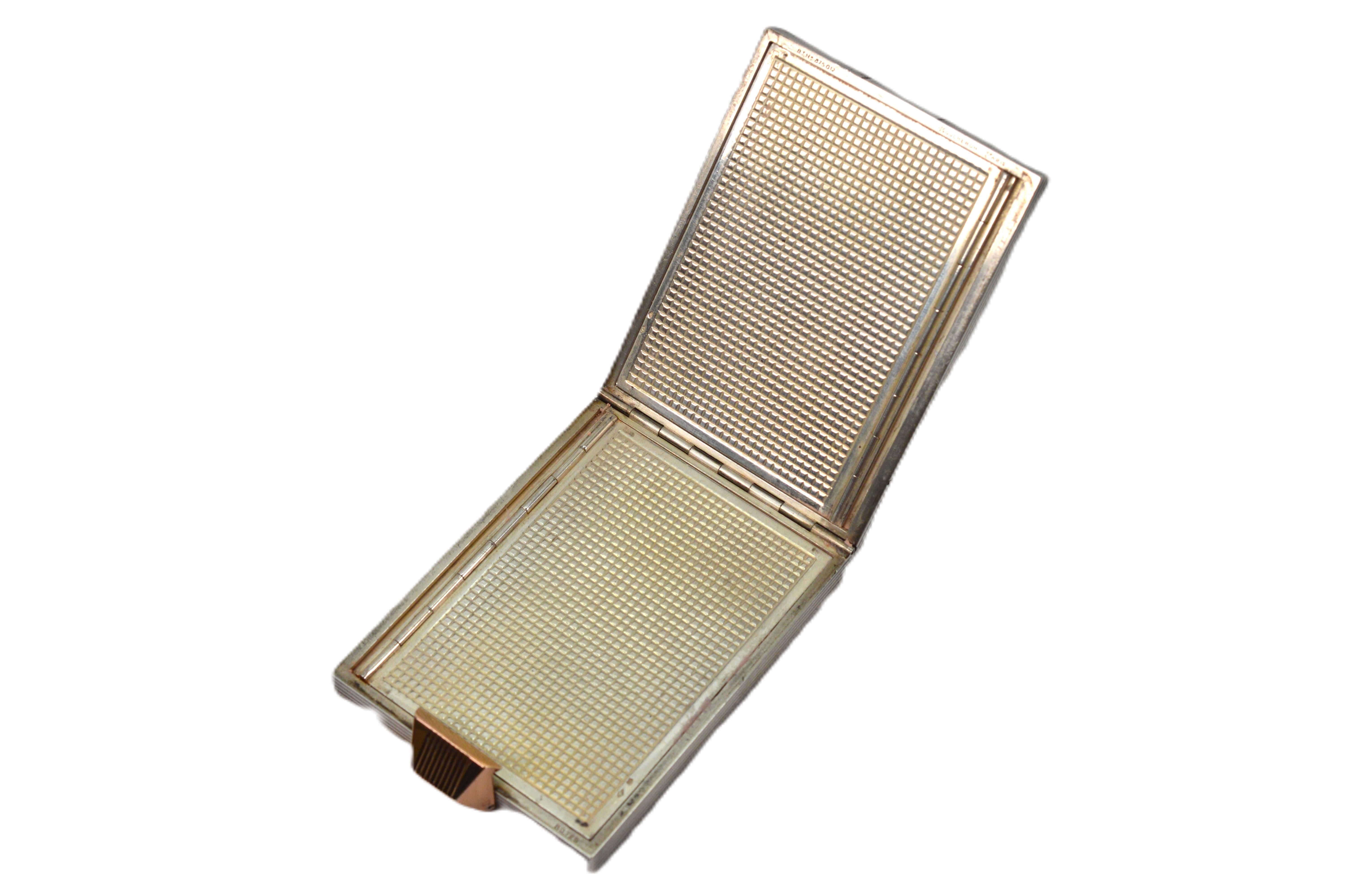 Boucheron Silber 18 Karat Gold Juwelen Kosmetiktasche aus der Mitte des Jahrhunderts mit Originalverpackung im Zustand „Gut“ im Angebot in Mount Kisco, NY