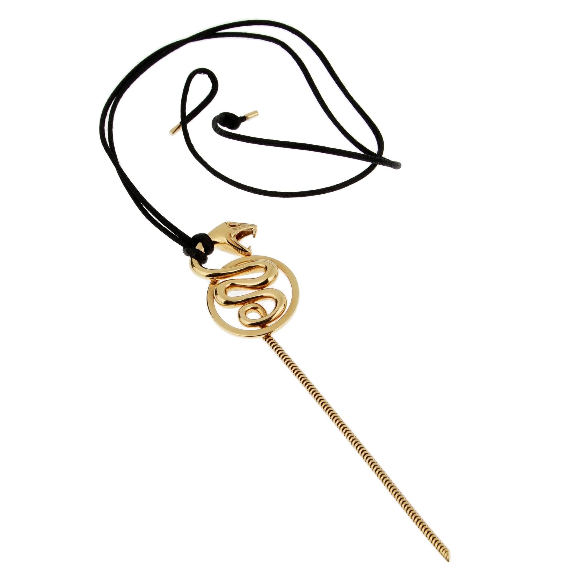 Una collana chic di Boucheron che raffigura un motivo a serpente arrotolato con una coda che si estende per altri 2,75