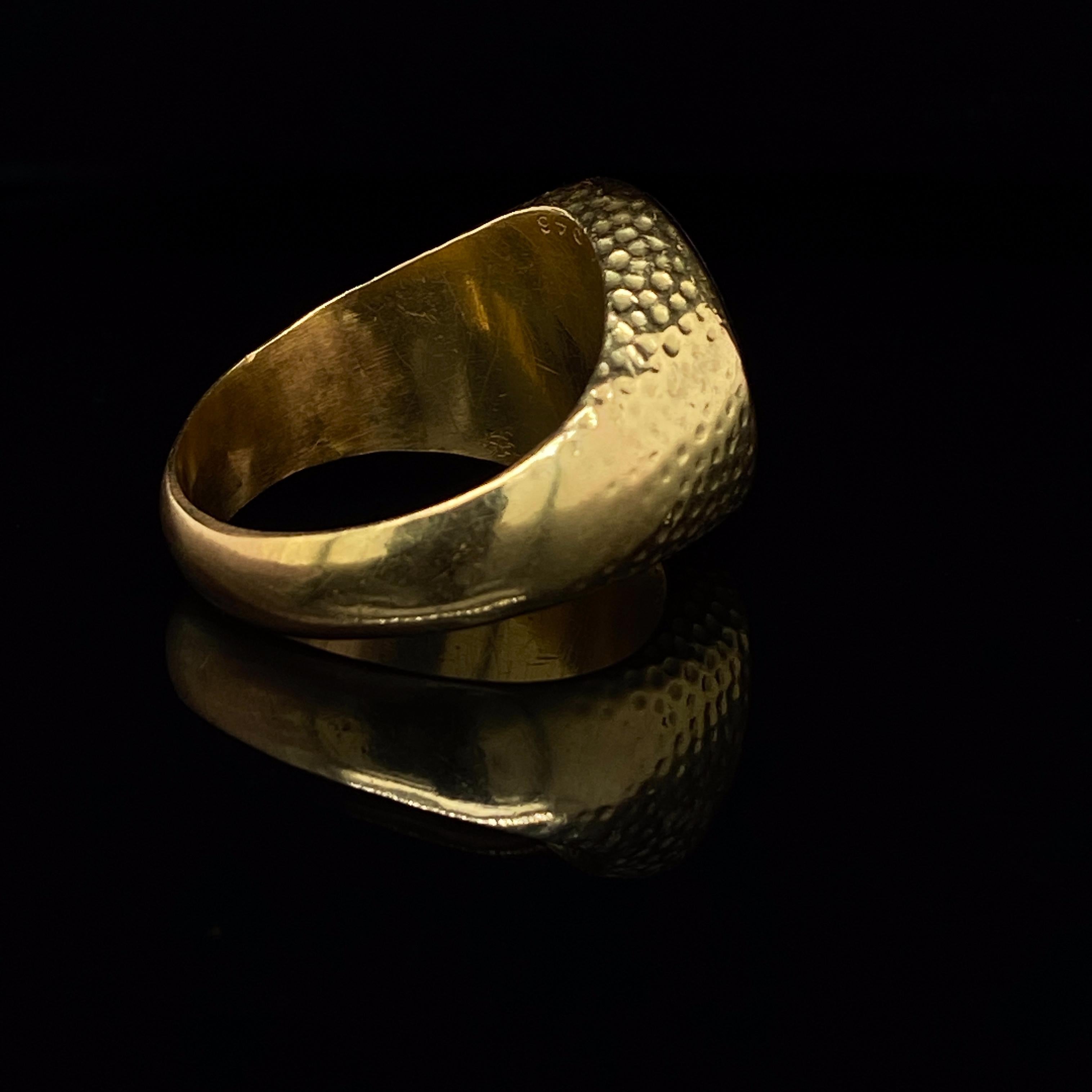 Boucheron steel and 18 karat yellow gold signet ring circa 1970.

A statement signet ring from Boucheron, with an oval steel intaglio seal depicting a crest set within a heavy weight hammered 18 karat yellow gold mount.

signed 