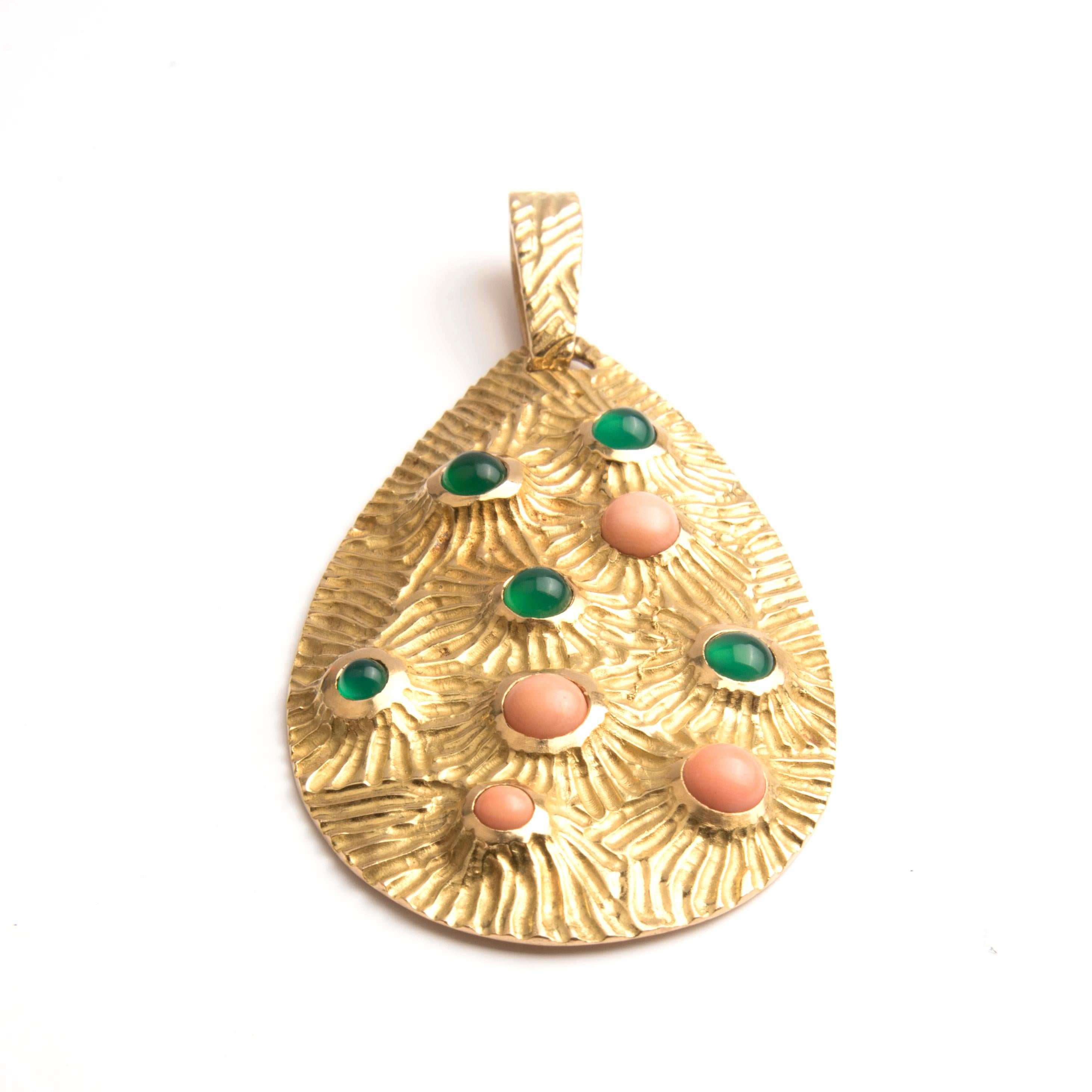 Boucheron Textured 18k Yellow Gold Chrysoprase and Pink Coral Expansion Pendant In Good Condition For Sale In London, GB