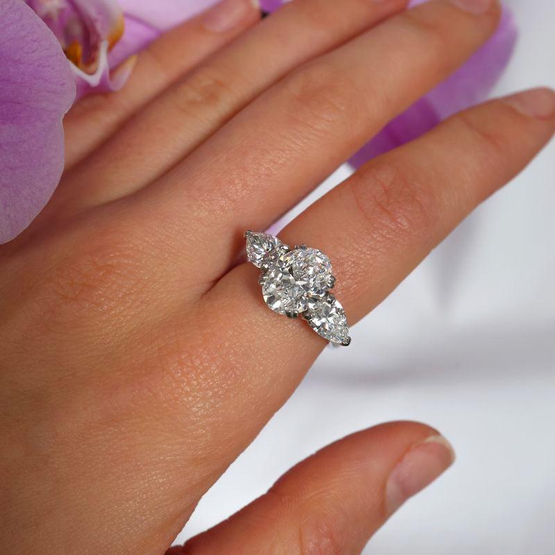 Taille ovale Boucheron Bague à trois pierres en diamant et platine, 3(10) carats en vente