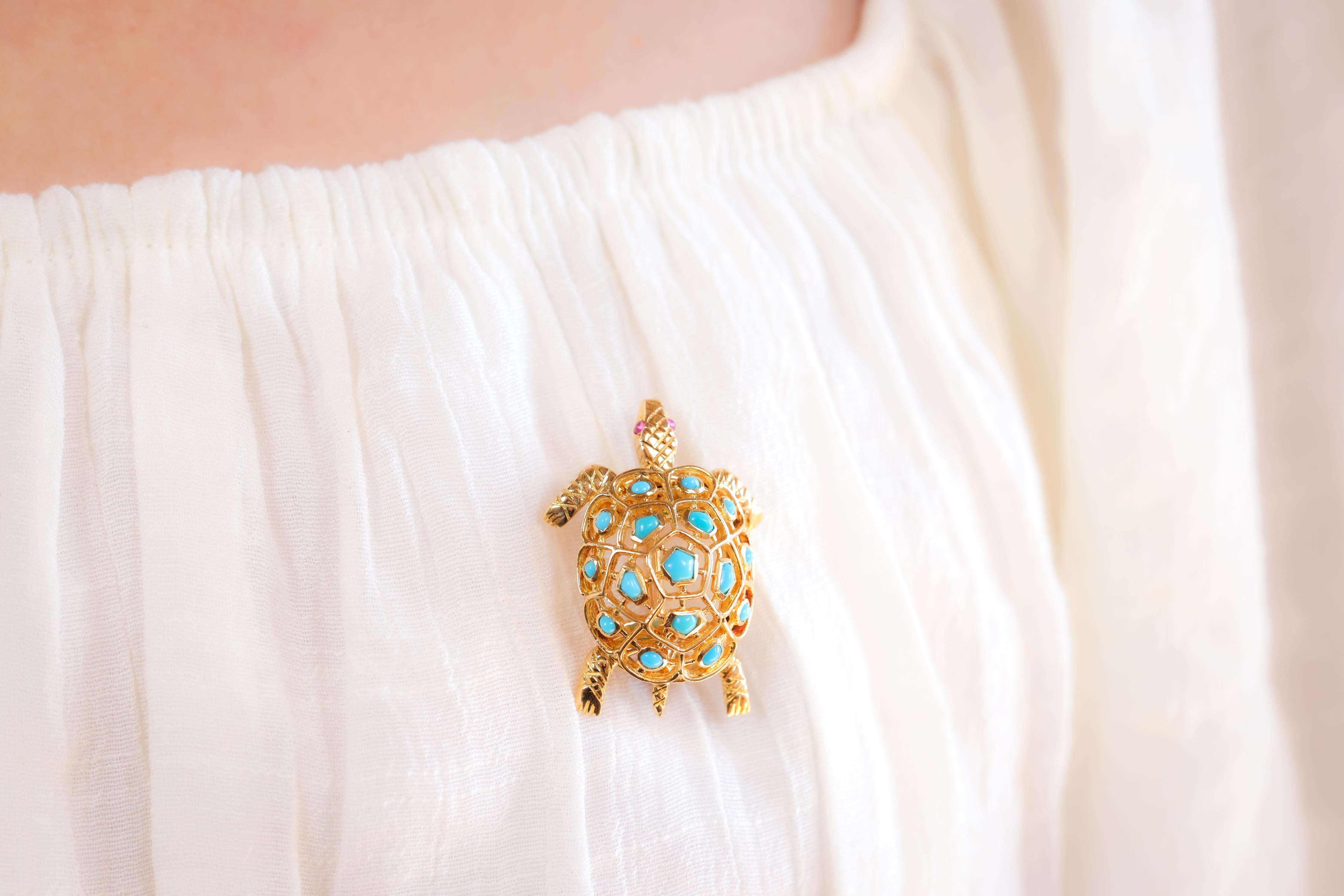 Marke: Boucheron Paris
Mittelstein: 16 Türkise
Schliff: Cabochon
Akzent Stein: 2 Saphir
Schnitt: Rund
Gewicht: Ungefähr 0,05 Karat
Farbe: Rosa
Metall: 18K Gelbgold
Epoche: Mitte des Jahrhunderts
Circa: 1960er Jahre
Punzierungen: Boucheron Paris,