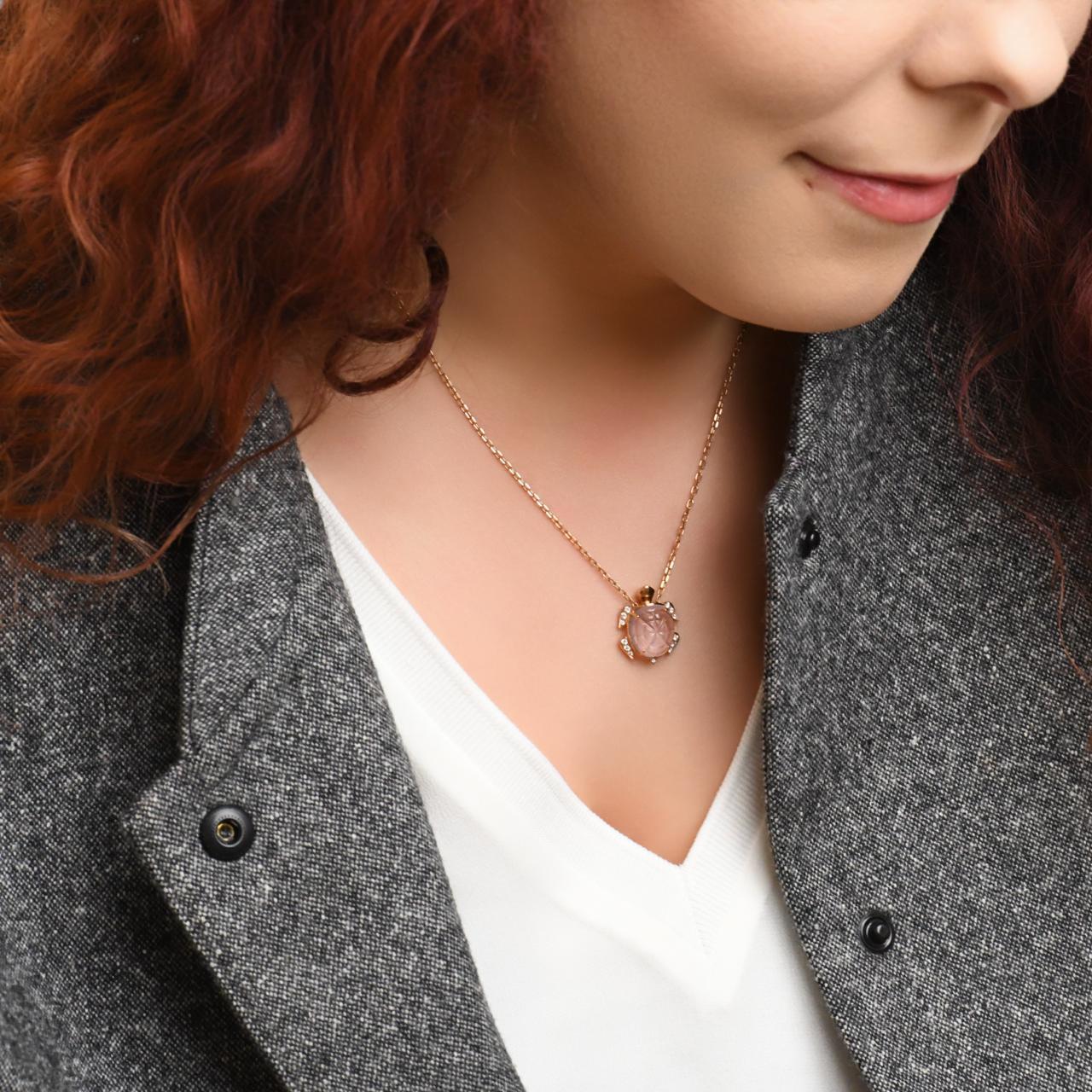 Taille brillant Boucheron Collier pendentif en or rose 18K avec quartz tortue et diamants en vente