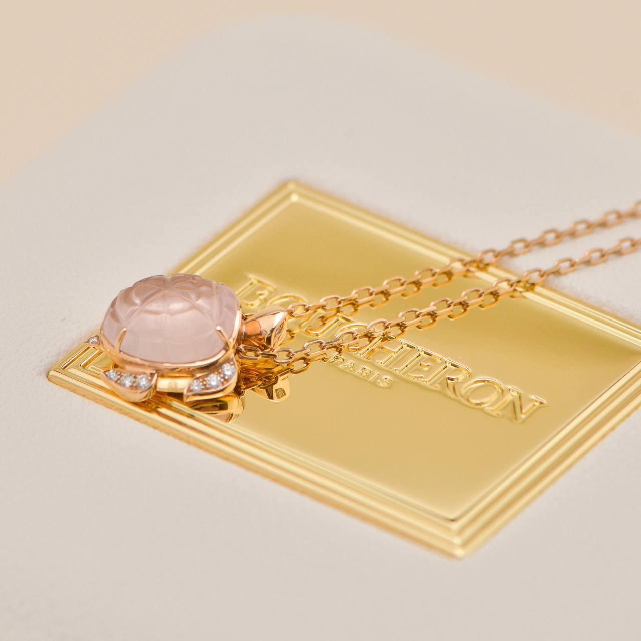 Boucheron Collier pendentif en or rose 18K avec quartz tortue et diamants Unisexe en vente