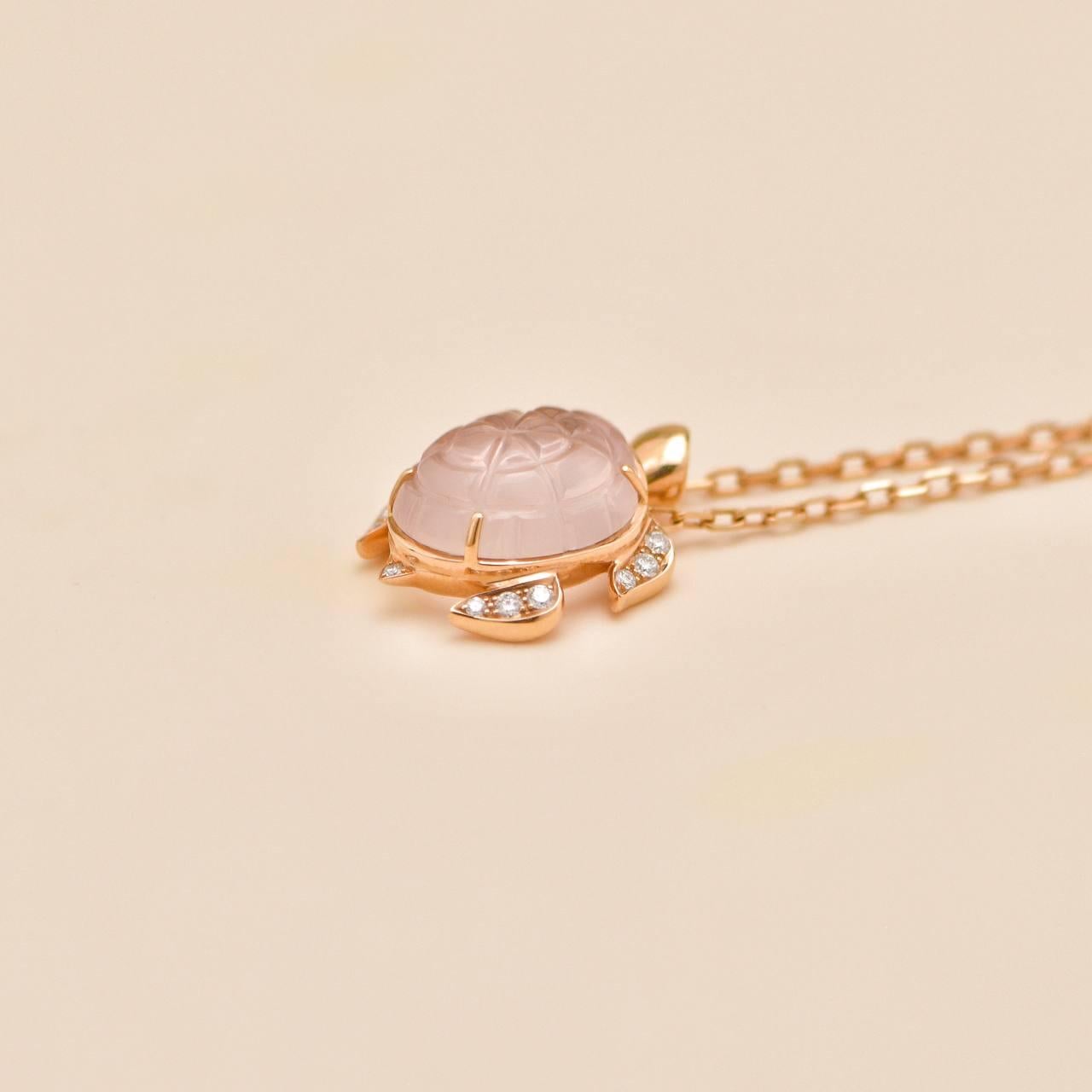 Boucheron Collier pendentif en or rose 18K avec quartz tortue et diamants en vente 2