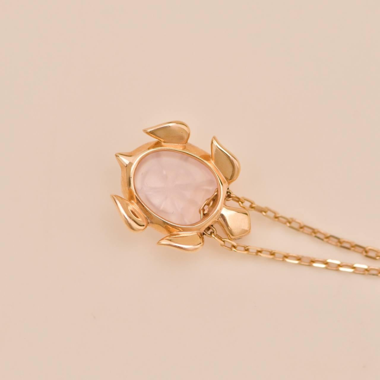 Boucheron Collier pendentif en or rose 18K avec quartz tortue et diamants en vente 3