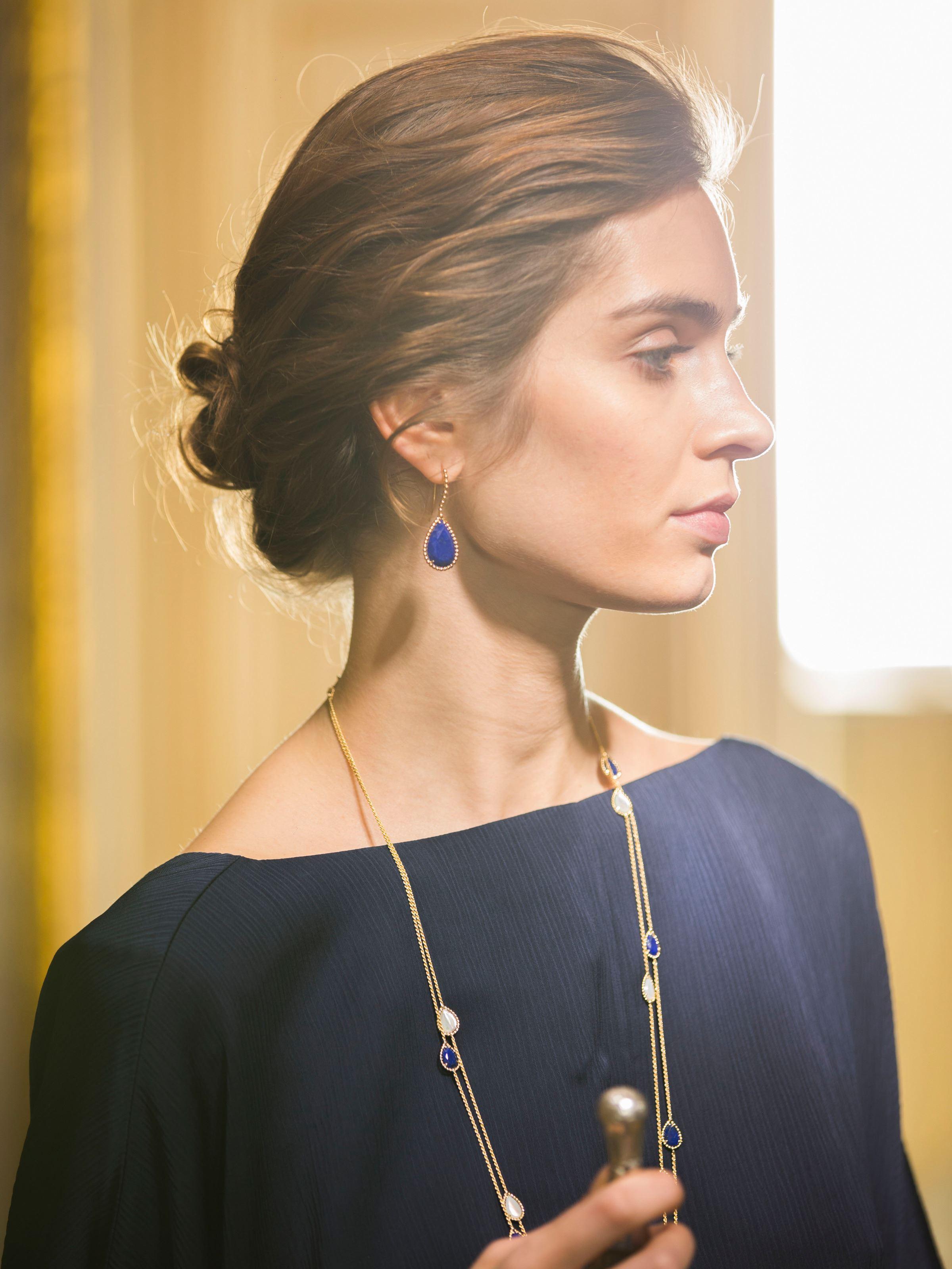 Boucheron yellow gold necklace with lapis lazuli from the Serpent Boheme Collection.
 
Signed Boucheron necklace in 18 karat yellow gold featuring 6 lapis lazuli Drop Motifs bordered by gold beads with finesse, a jewellery work specific to