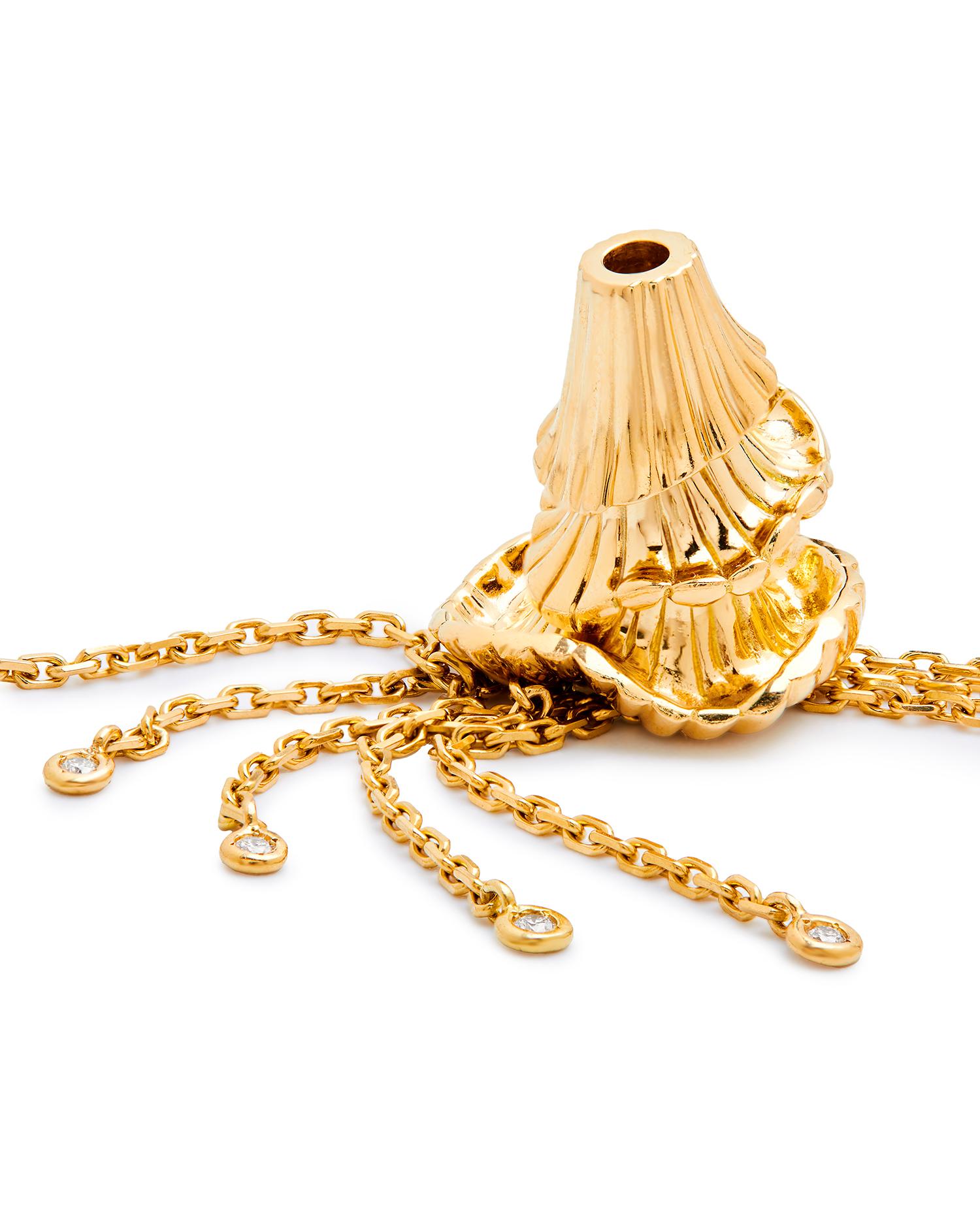 Boucheron Pulsera de diamantes Frofrou de oro rosa.

Esta obra maestra de la alta joyería Boucheron es muy rara, ya que se calcula que sólo se han fabricado 10 piezas de esta famosa casa francesa.

Pulsera de cadena, fijada con festón estriado