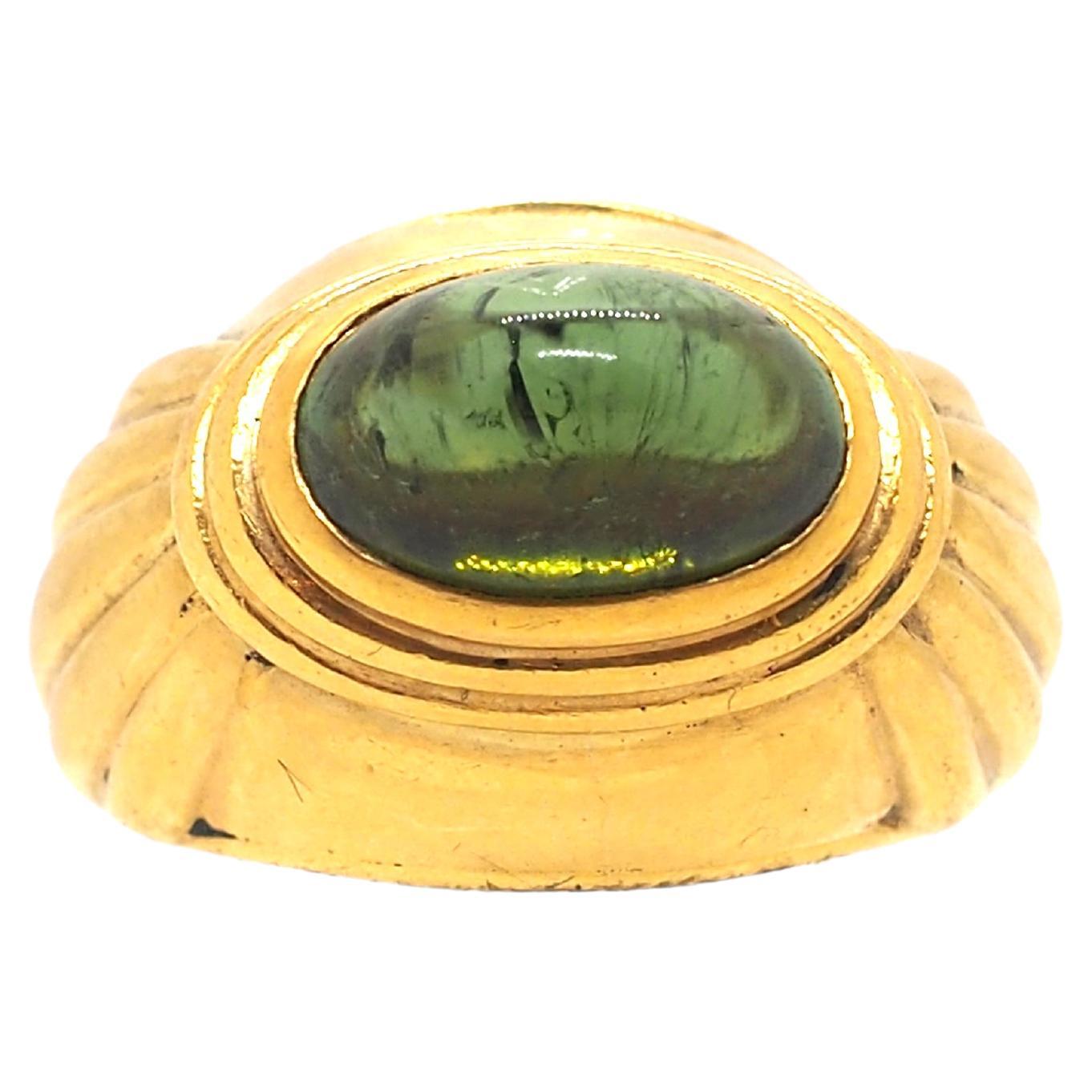 Indulge in luxury with this exquisite vintage 18K yellow gold ring from the Boucheron Jaipur collection, featuring a stunning green tourmaline cabochon cut stone. 

Inspired by the beauty of Jaipur, this ring exudes elegance and sophistication.