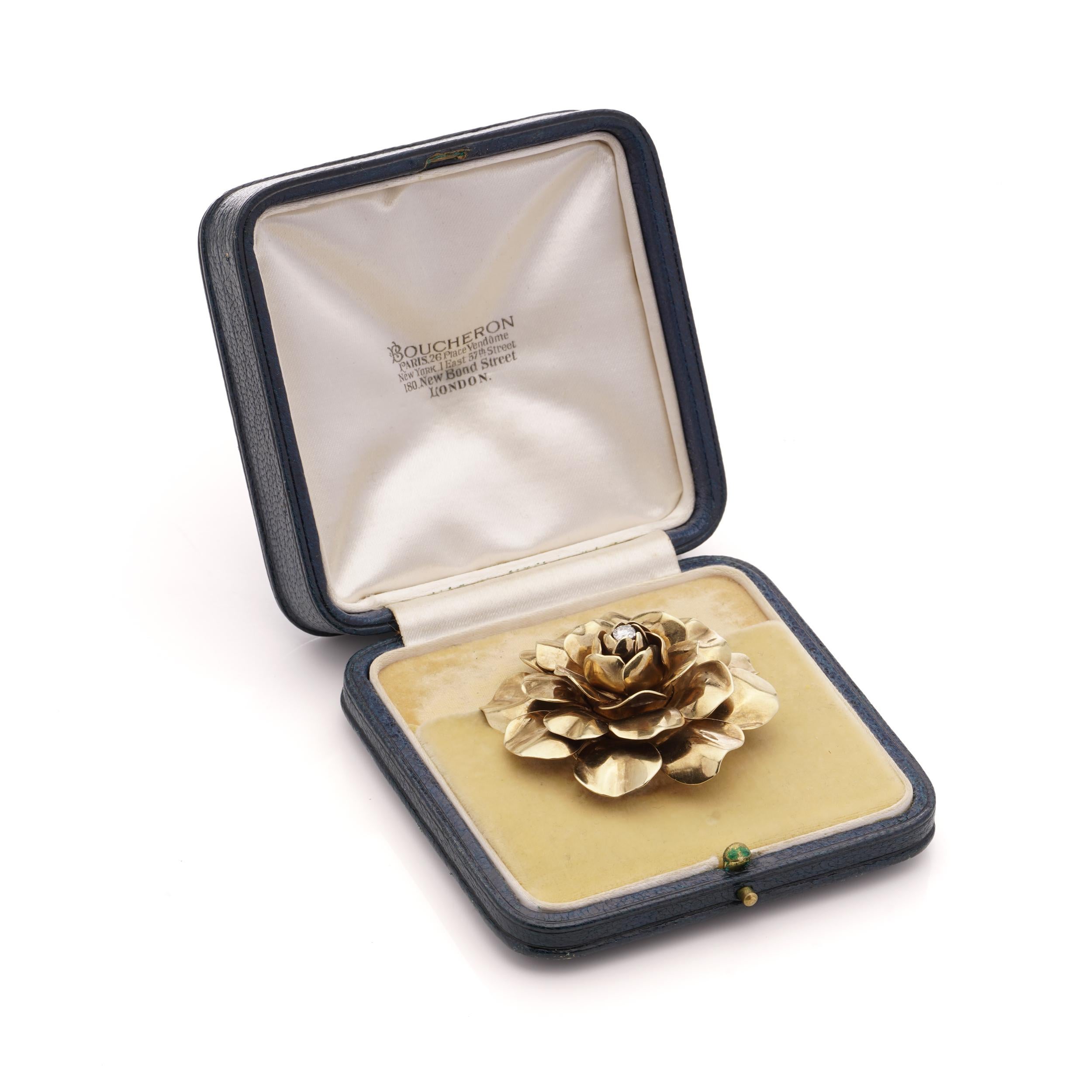 Boucheron vintage 18kt. yellow gold flower head brooch In Good Condition For Sale In Braintree, GB