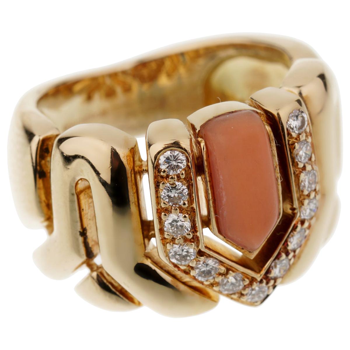 Boucheron Bague vintage en or jaune avec corail et diamants