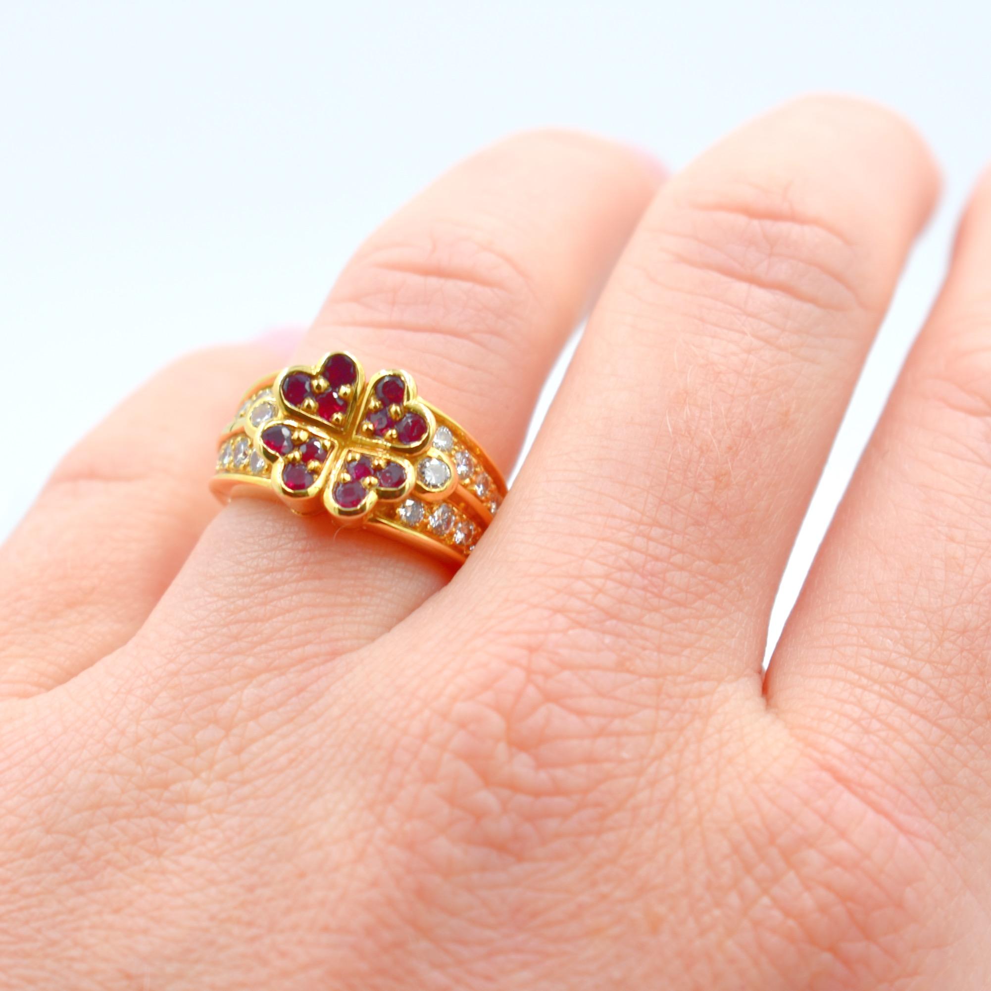 Boucheron Vintage flowers Ring in 18Kt Yellow Gold with VVS Diamonds and rubies In Excellent Condition For Sale In PARIS, FR