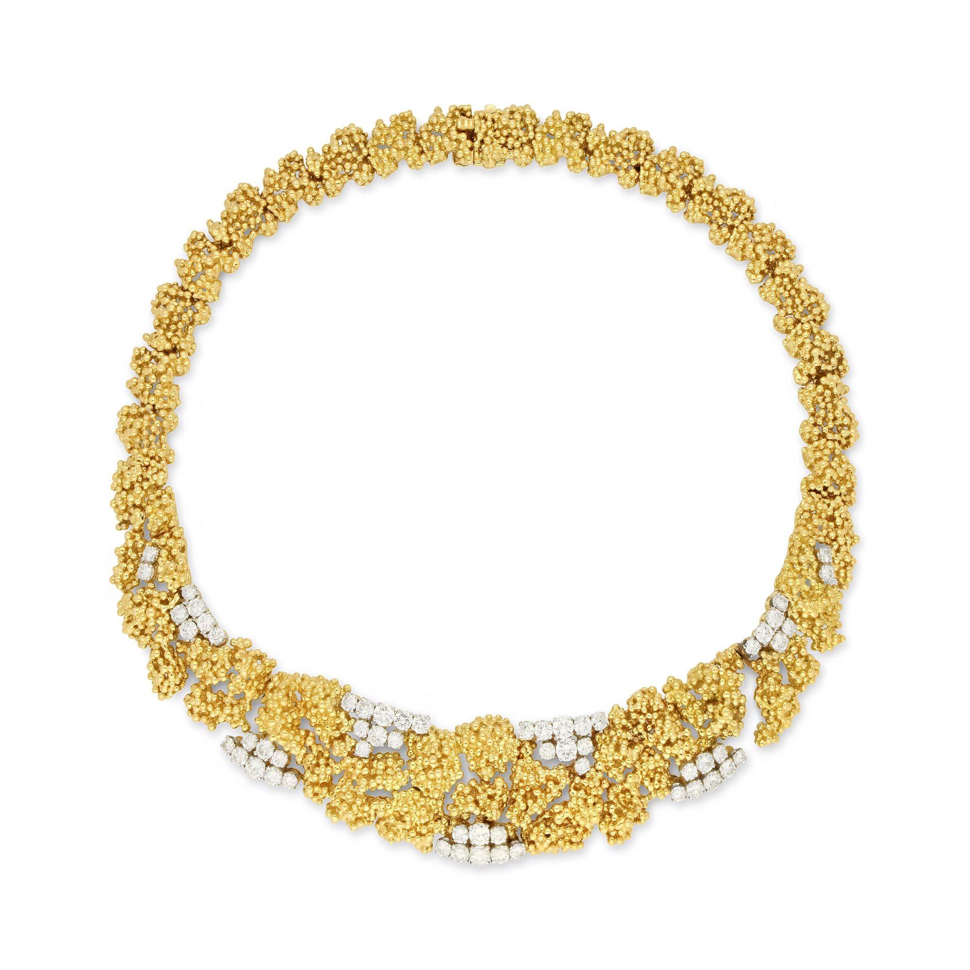 Suite vintage in oro giallo 18ct e diamanti realizzata da André Vassort per Boucheron Paris, circa 1960. La suite è composta da una collana, orecchini e anello abbinati, tutti realizzati con granulazione d'oro in un design organico e asimmetrico,