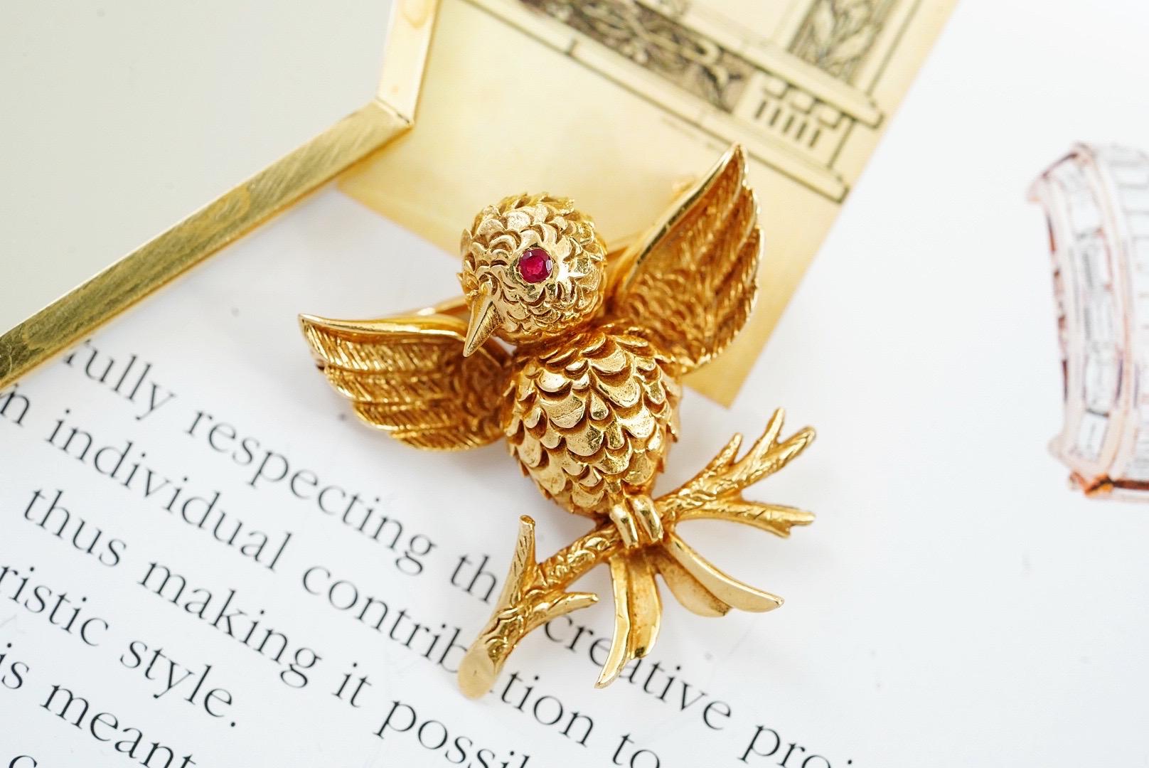 Boucheron Vintage Ruby and Yellow Gold Bird Brooch In Excellent Condition For Sale In London, GB