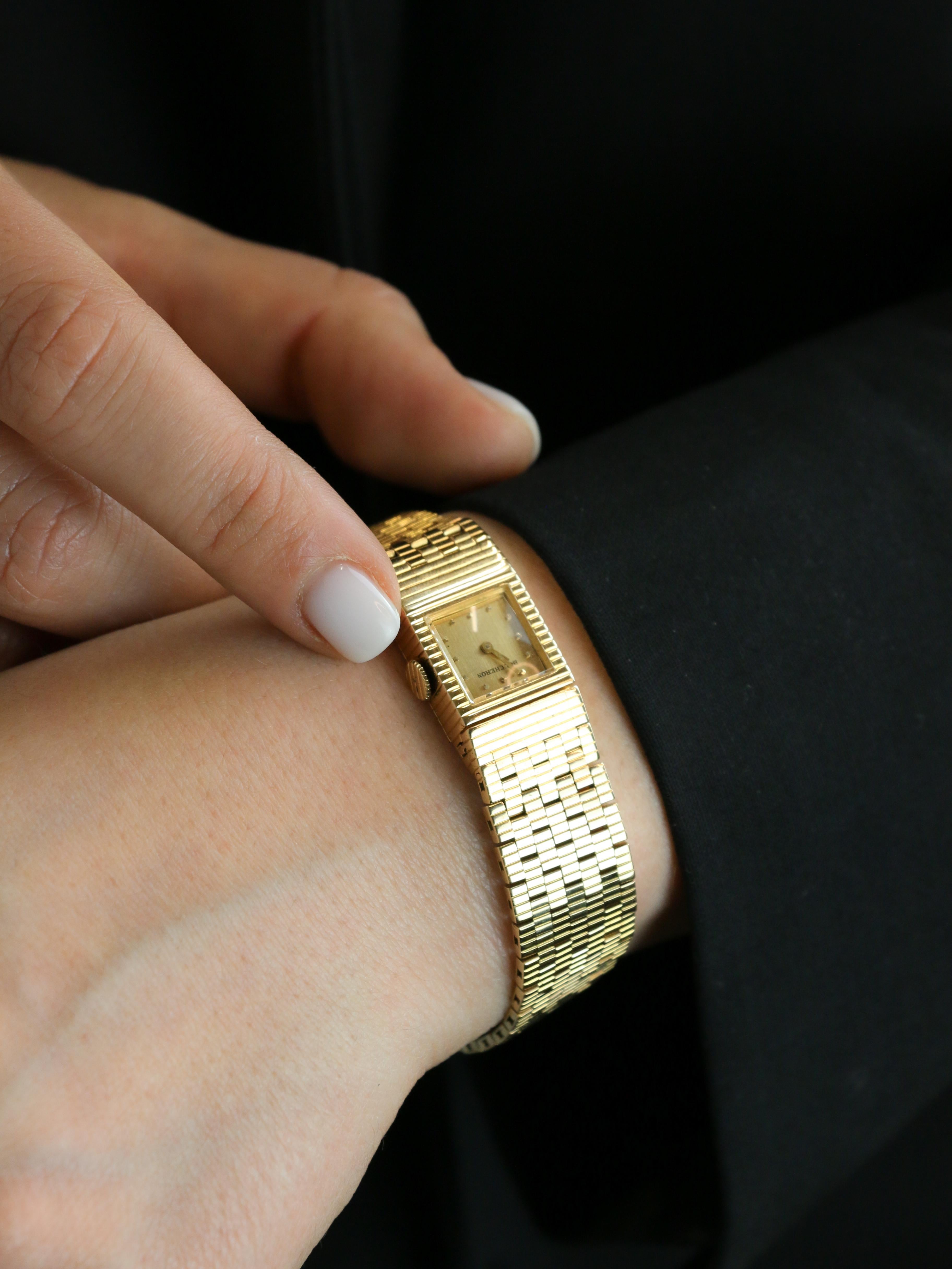 Reloj de pulsera vintage Boucheron de oro amarillo

BOUCHERON - Reloj de pulsera de oro amarillo de 18 quilates (750 / 1000) con caja cuadrada perfectamente integrada en la correa, que presenta una esfera dorada minimalista con índices de puntos y