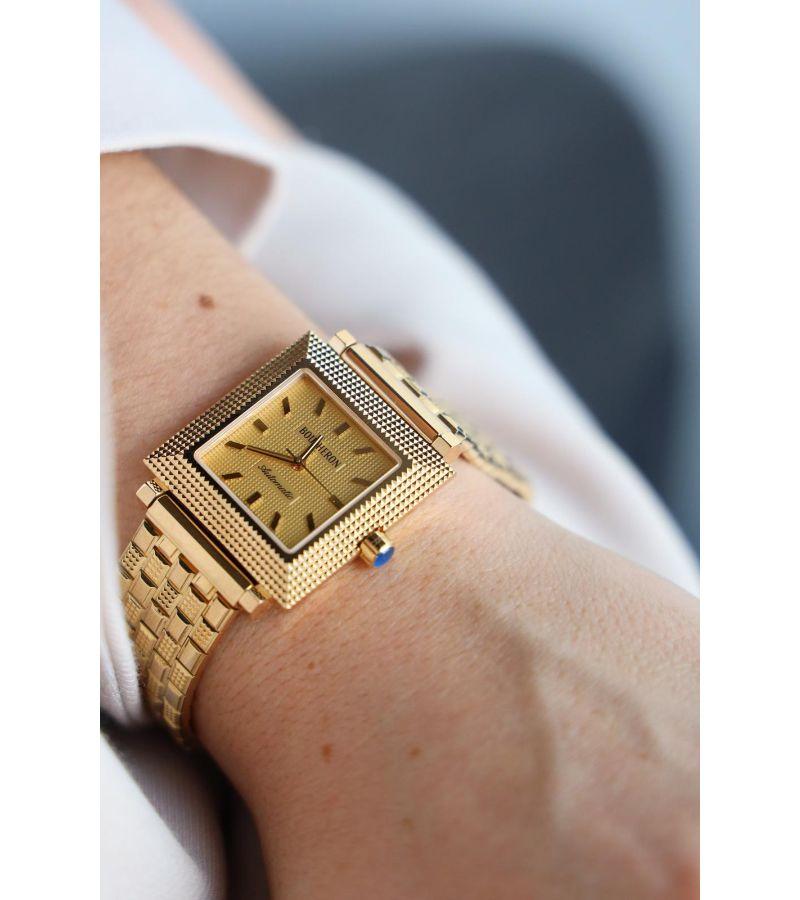 Vintage automatic watch signed by Boucheron in yellow gold 750 thousandths (18 carats). reflex model. flexible mesh bracelet. sapphire cabochon push-button. inner diameter: 17 cm. width on the top: 2.87 cm. dial size: 1.85 cm. numbered: AK427173.