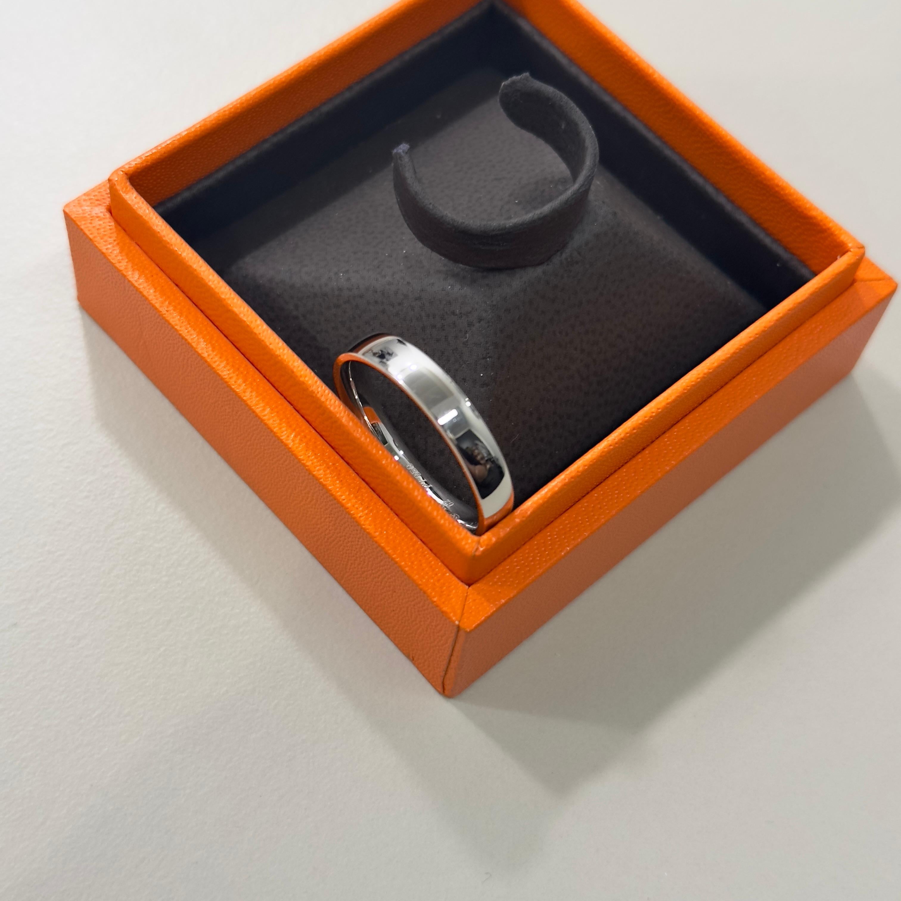 Boucheron Wedding Band In Platinum Size 62 / T In Excellent Condition For Sale In London, GB
