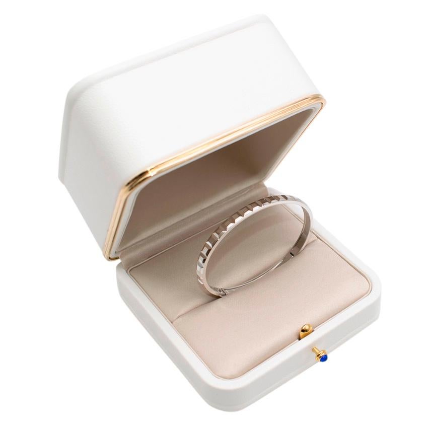 Boucheron Weißgold Quatre Clou de Paris Armreif

-Weißgold
-Klappverschluss
-Inklusive Garantie und Box

Der Clou de Paris zeichnet das Kopfsteinpflaster des Place Vendôme nach und suggeriert einen Weg durch die Stadt des Lichts. 


Bitte beachten