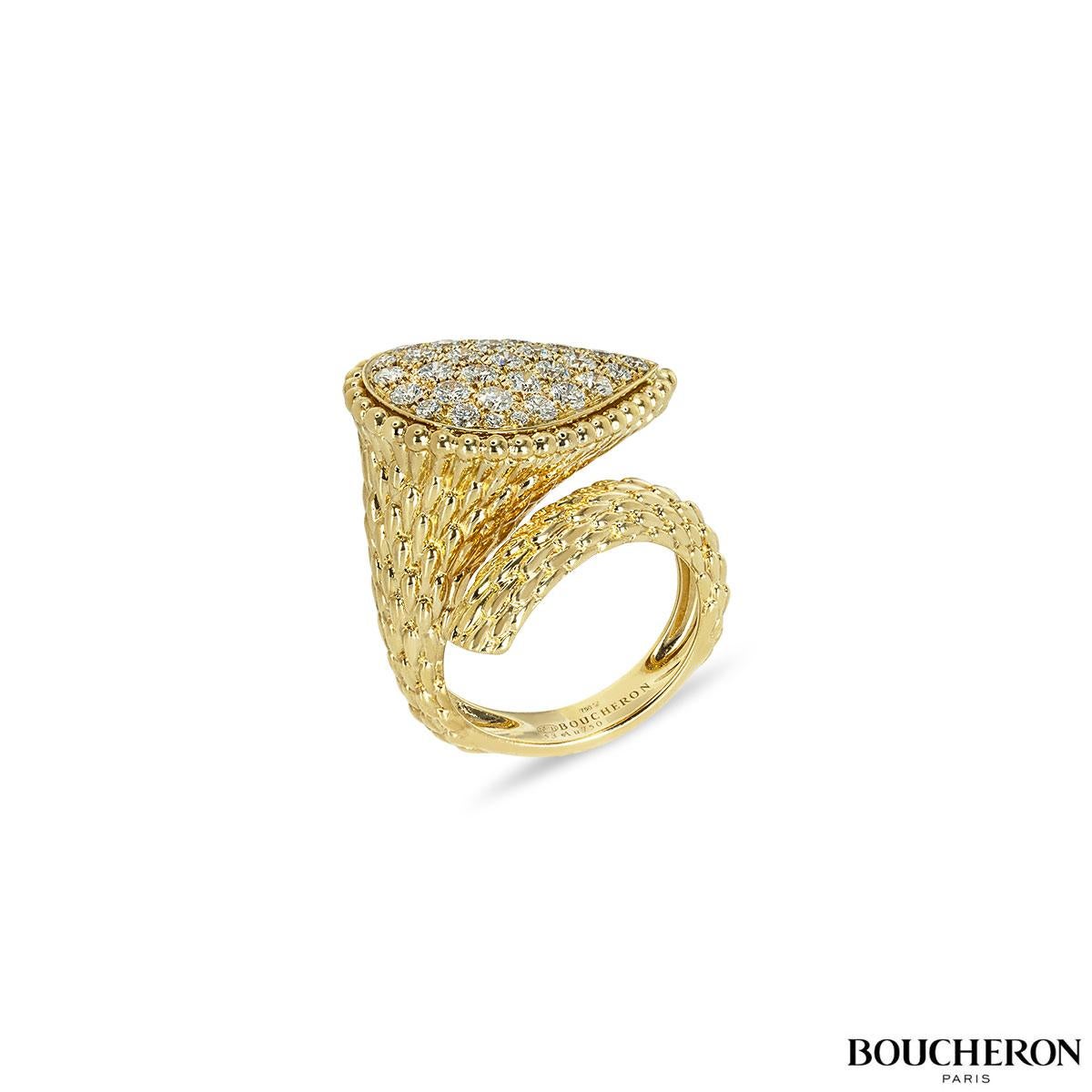 Un magnifique Boucheron en or jaune 18 carats de la collection Serpent Bohème. La bague se compose d'un anneau texturé menant à un grand motif en forme de goutte d'eau avec des perles sur le bord extérieur. Il y a 32 diamants ronds de taille