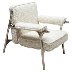 Sillón Bouclé con detalles de acero pulido by R&Y Augousti