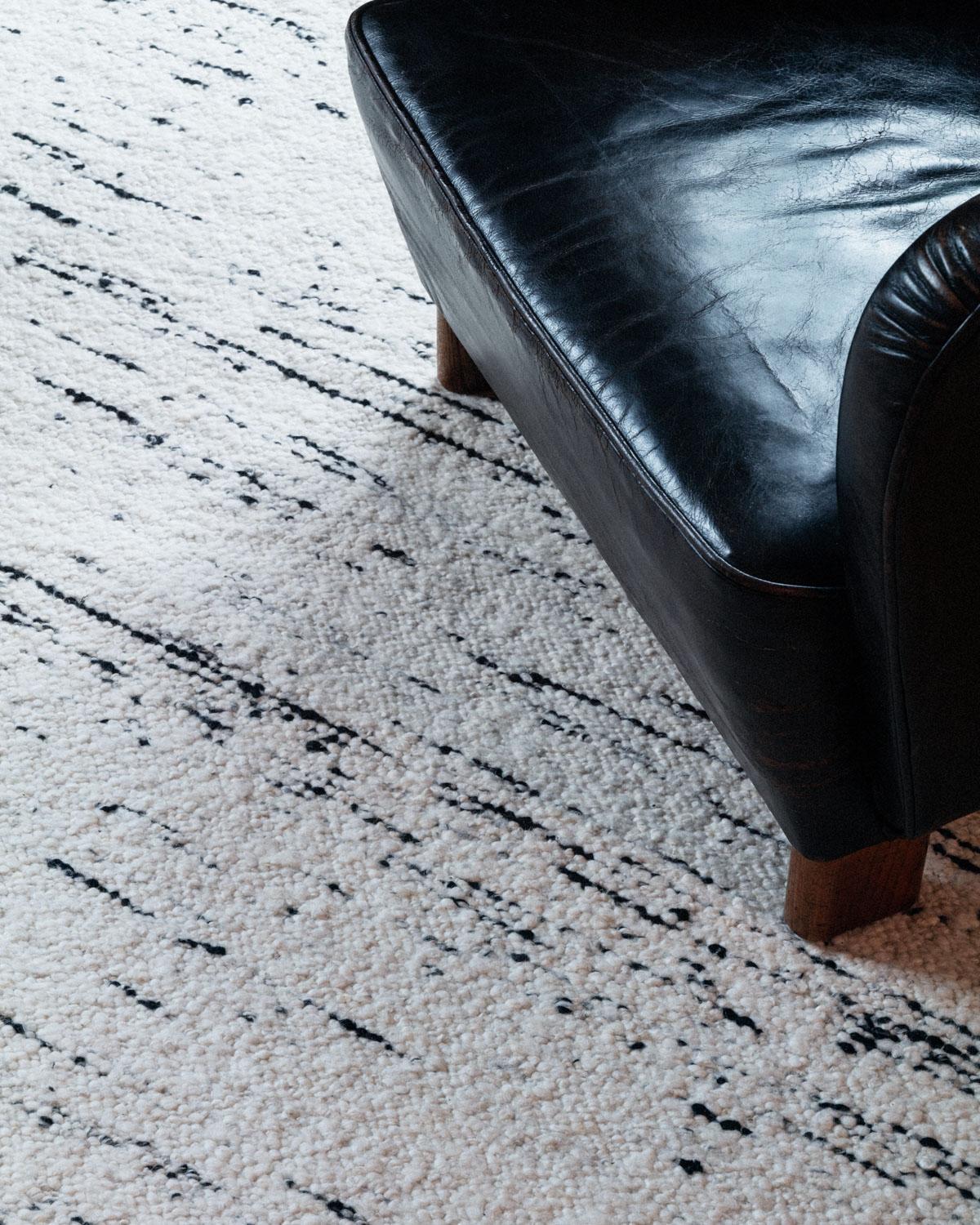 Bei der Dunes Collection dreht sich alles um die Schönheit der Textur. Mit einem schweren Garn gewebt, um einen dicken, luxuriösen Teppich zu schaffen. Unsere charakteristische Cremefarbe verleiht diesem Teppich eine klassisch-elegante Note. 

100%