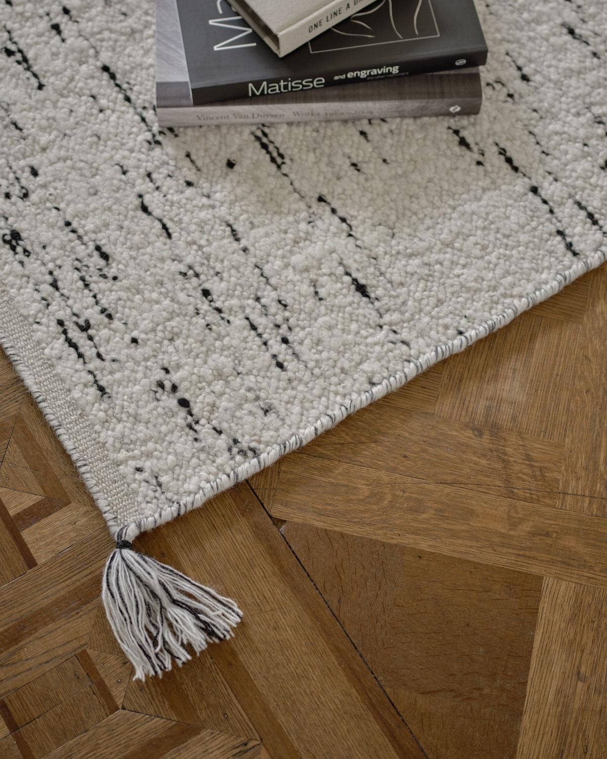 Bouclé-Schwarz/Weiß Handgewebter Teppich aus dicker Wolle (Handgeknüpft) im Angebot