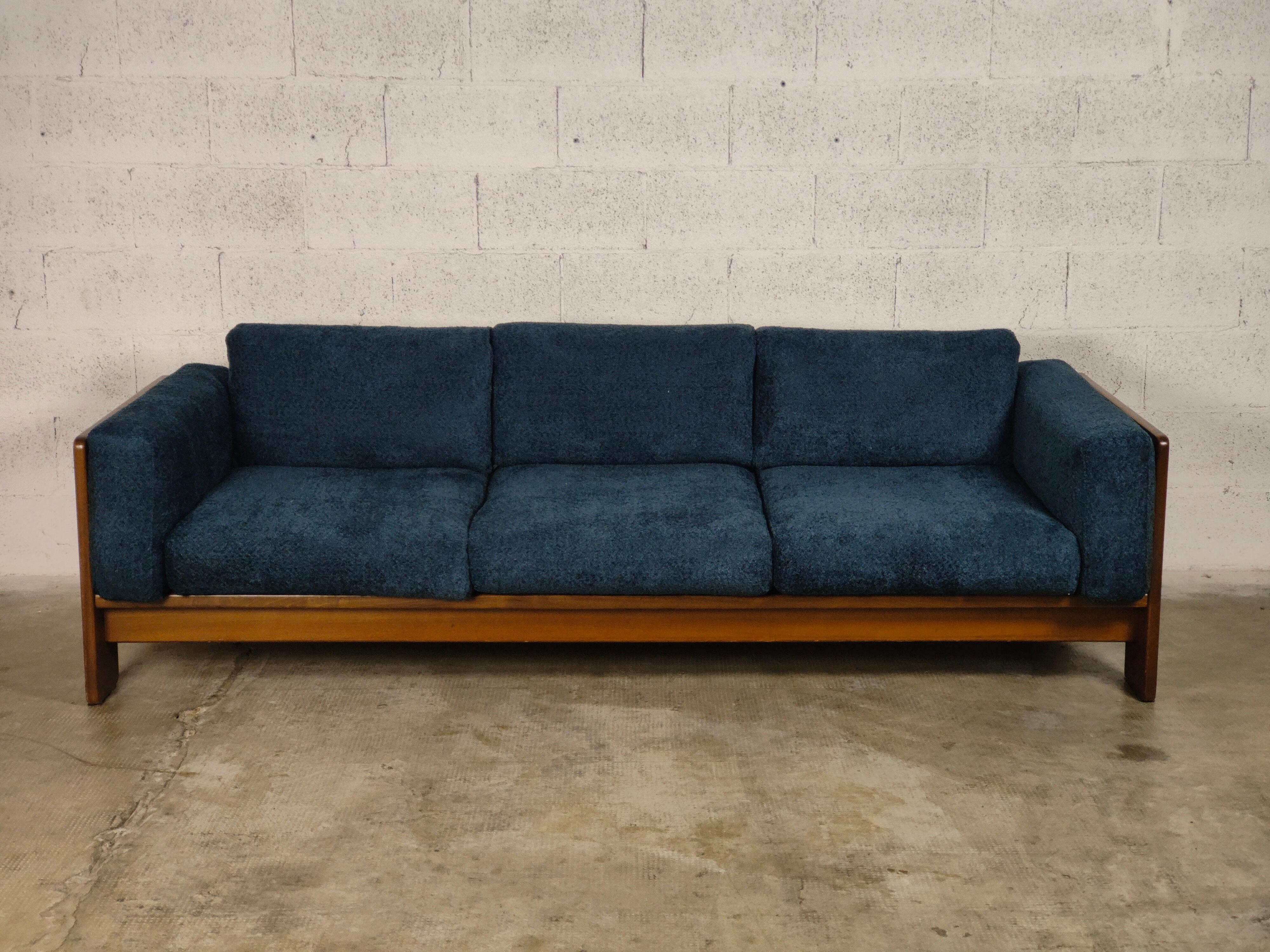 Bouclè blue 3 seater Bastiano sofa designed by Afra & Tobia Scarpa for Gavina 1960s.
Wooden structure with leather upholstery.
Afra & Tobia Scarpa designed the Bastiano series for the experimental design laboratory of Gavina in 1960s. About the