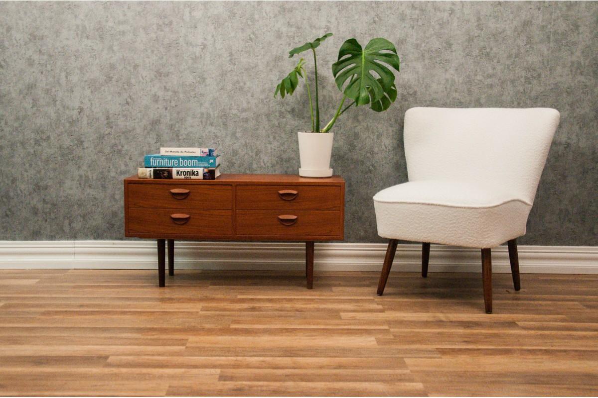 Fauteuil club/cocktail des années 50.

Très bon état. Après une rénovation professionnelle du bois. Nouveau tissu bouclé blanc et délicat.

largeur 63cm, hauteur 74cm, profondeur 70cm, hauteur du siège 39cm