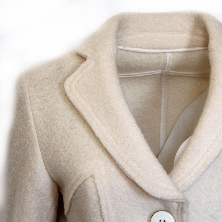 Bouclé virgin wool Cream color Twopockets Three buttons Length from shoulder cm 52 (20.4 inches)
