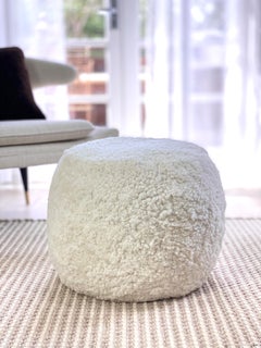 Pouf Boucle rotondo, pelle di montone bianca naturale